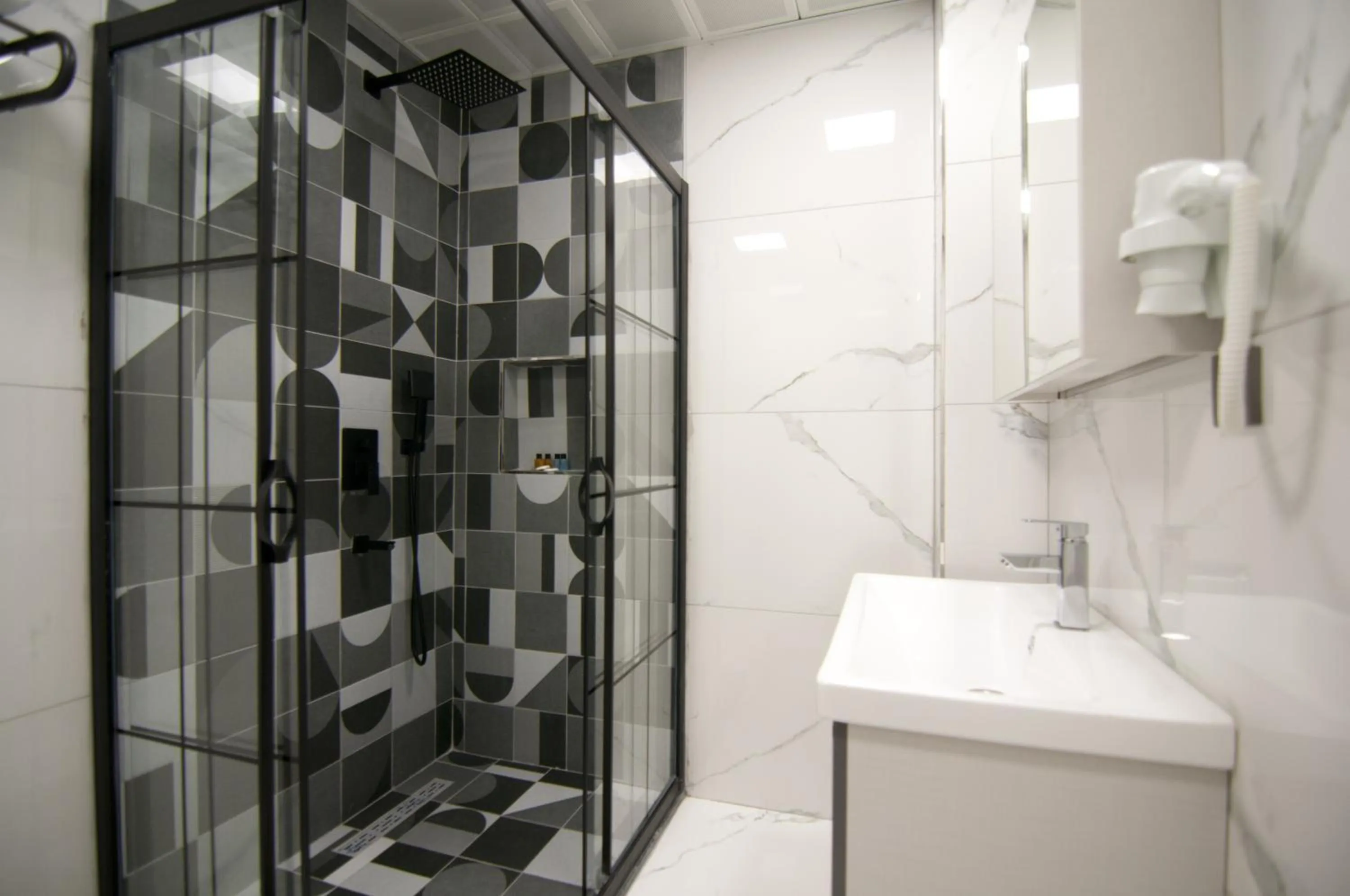 Shower in Paris Garden Hotel Istanbul