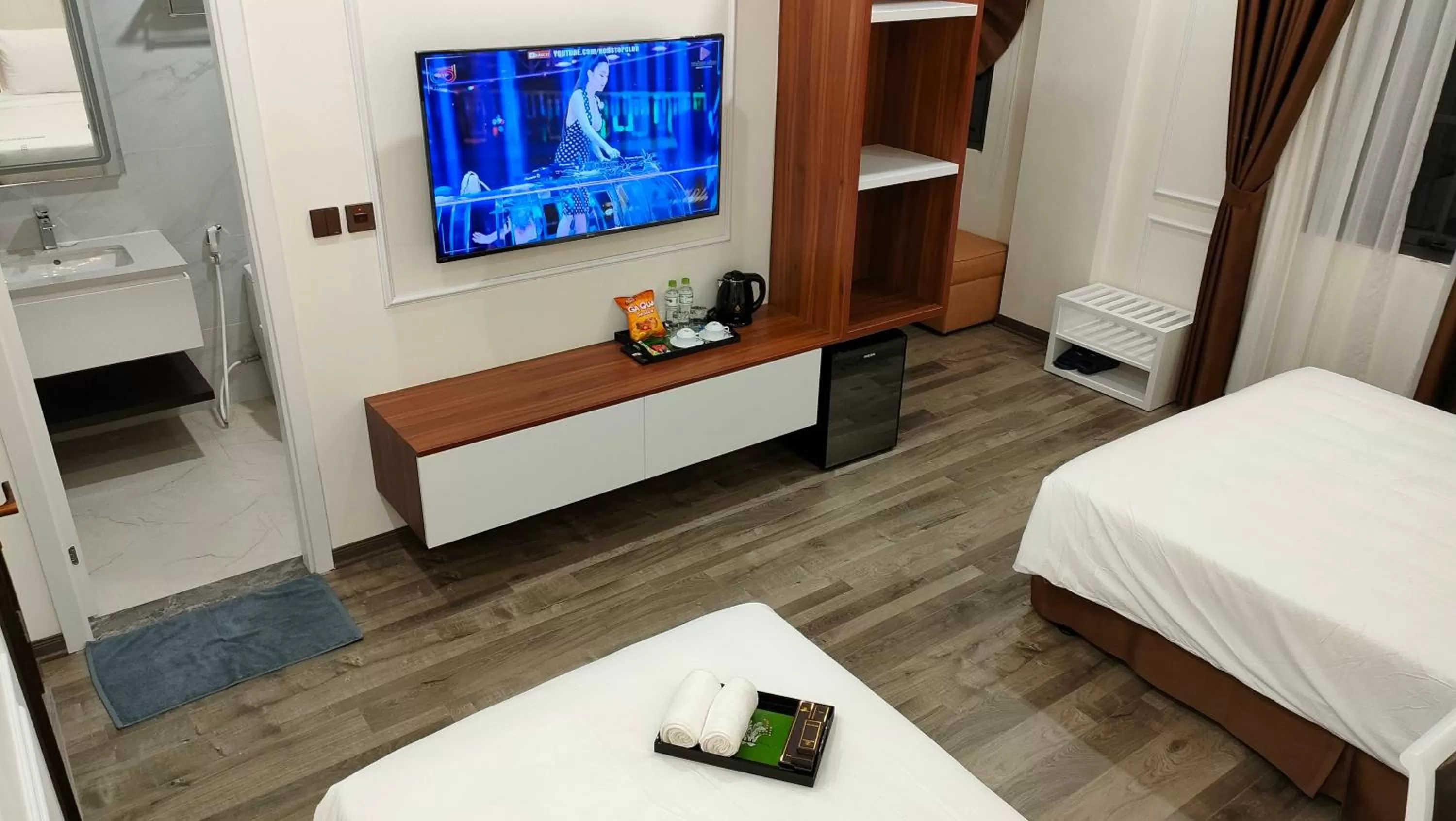 Communal lounge/ TV room, Bed in Halong Lavender Hotel