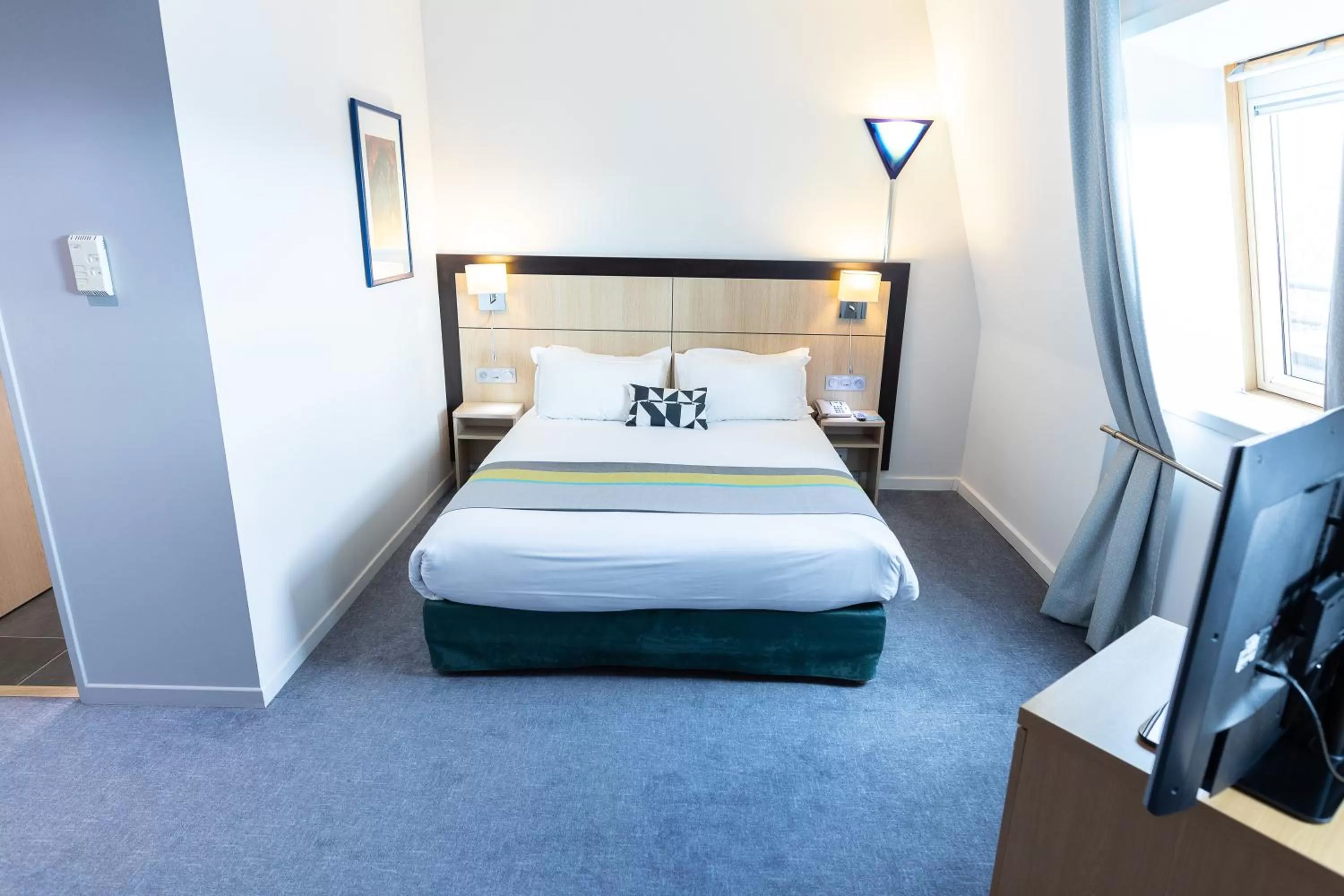 Photo of the whole room, Bed in Holiday Inn Express Arras by IHG