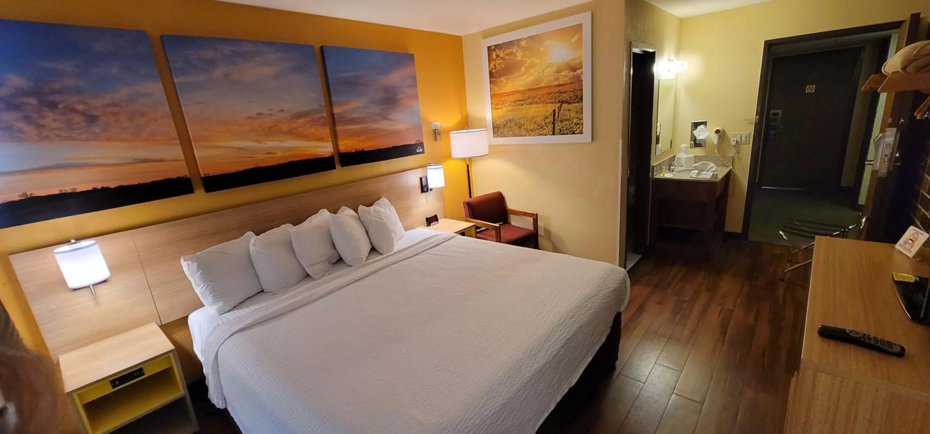 Photo of the whole room, Bed in Days Inn by Wyndham Rockford I-90 Walking Distance to Casino