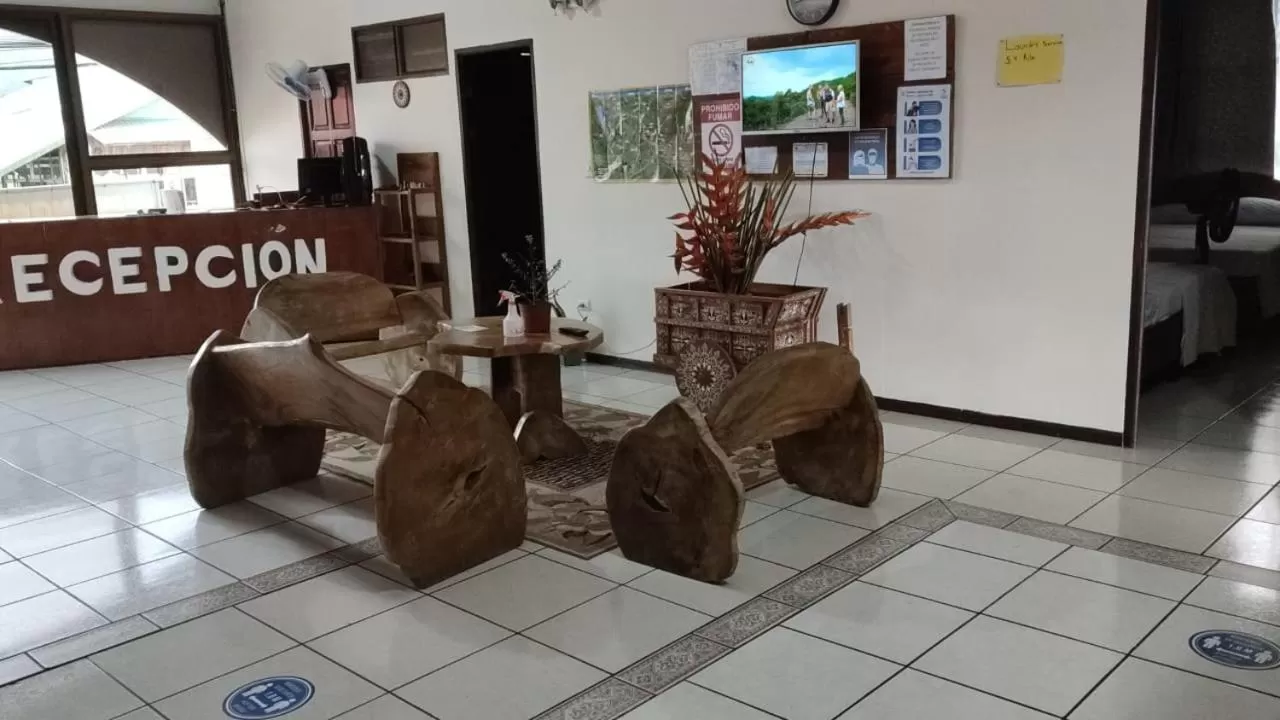 Communal lounge/ TV room, Lobby/Reception in Sleeping Mountain Arenal