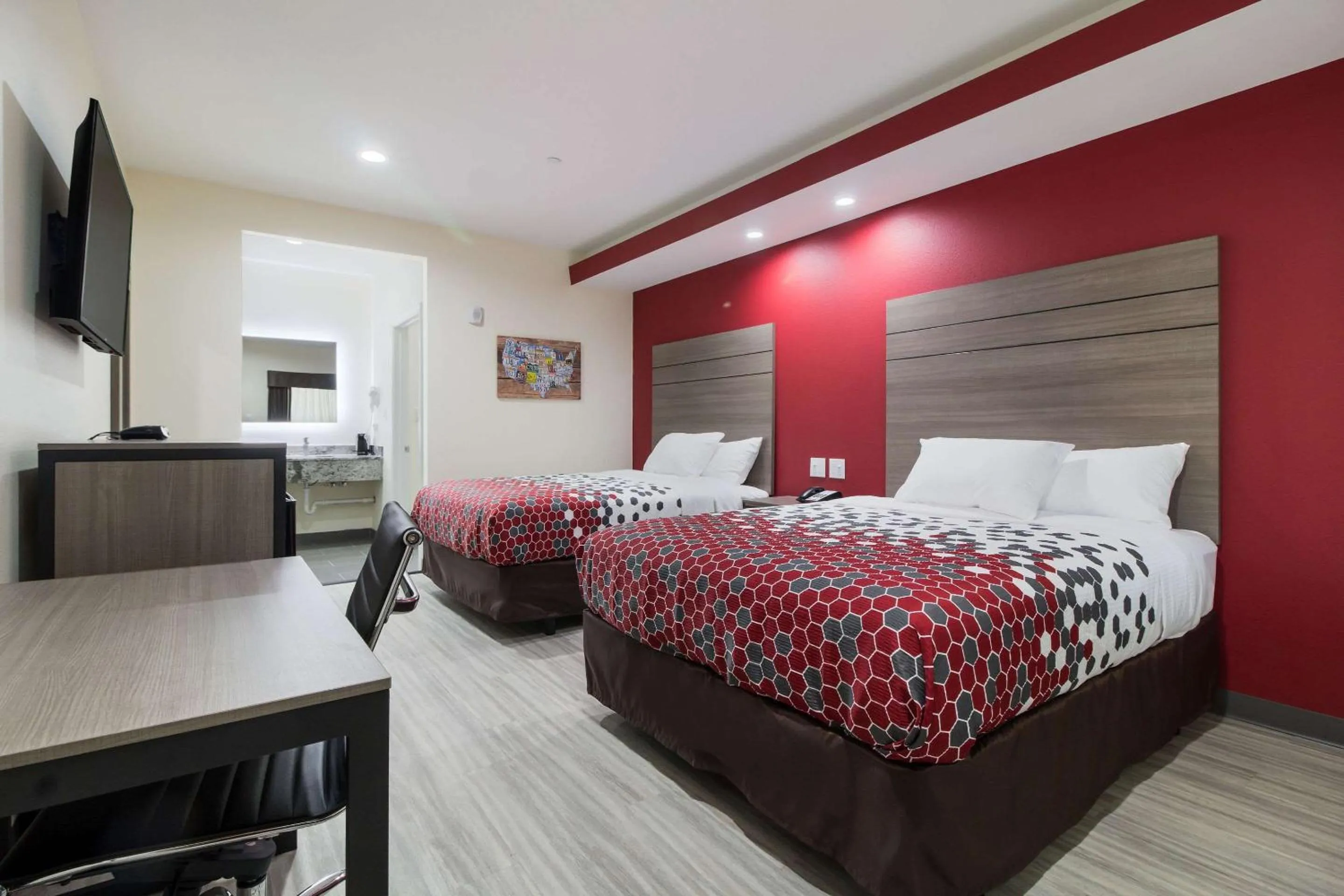 Photo of the whole room, Bed in Regency Inn & Suites Humble FM1960 - IAH Airport