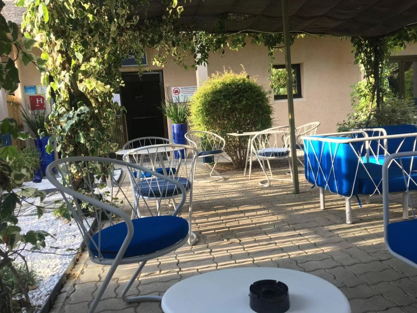 Patio in Hotel Cantosorgue