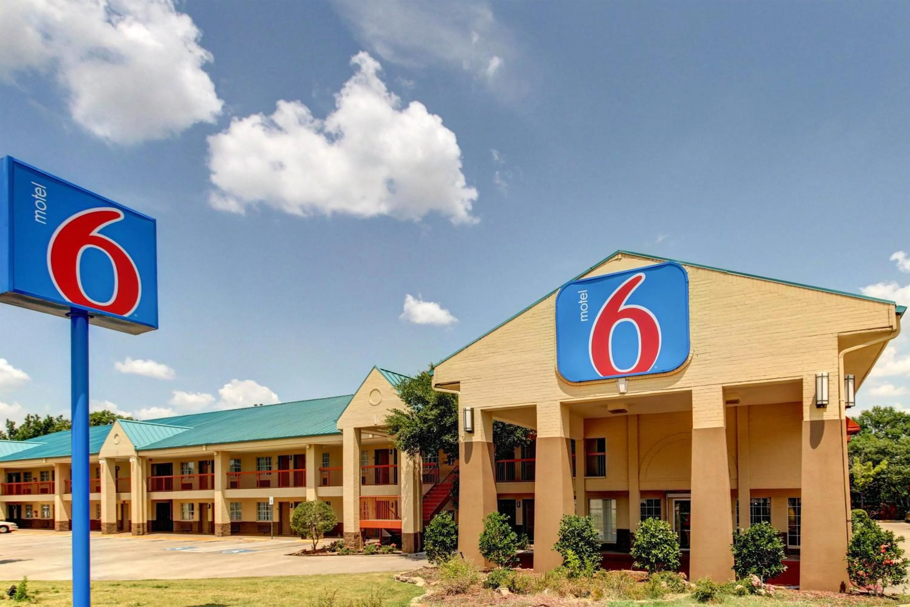 Property building in Motel 6-Arlington, TX
