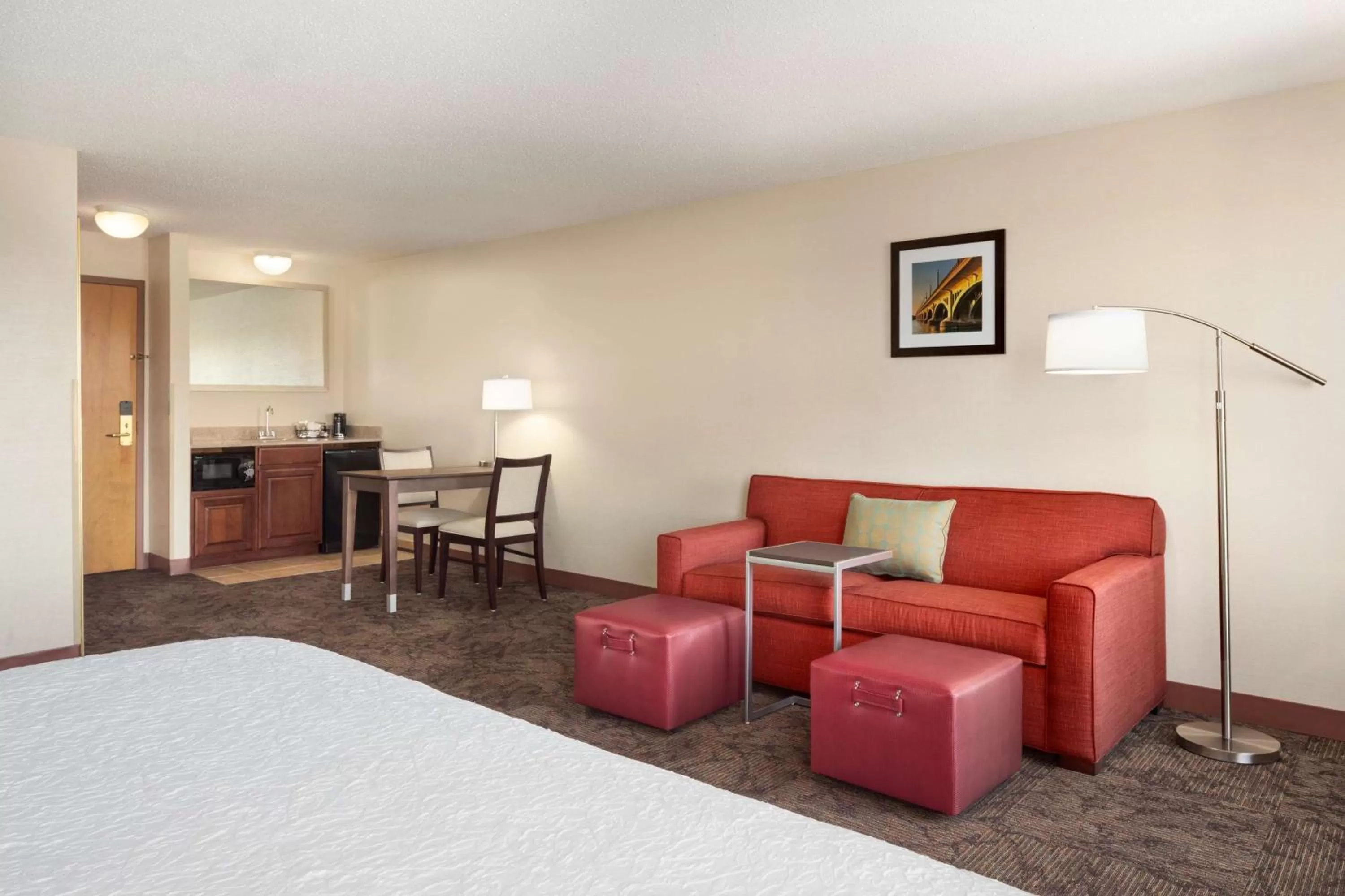 Living room, Bed in Hampton Inn & Suites Detroit Sterling Heights