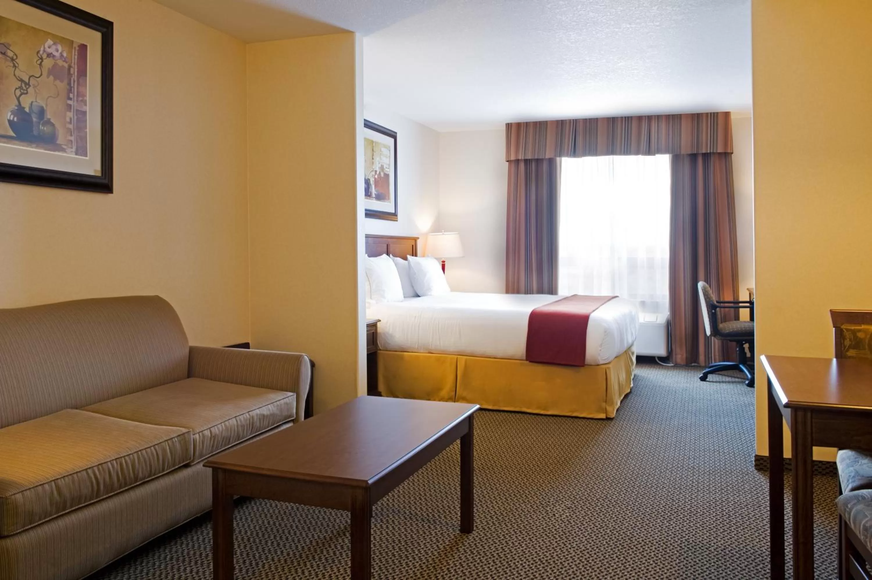 Photo of the whole room, Bed in Holiday Inn Express & Suites Drayton Valley by IHG