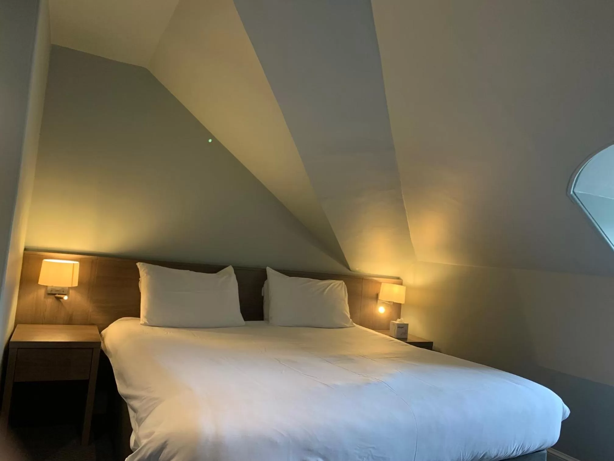 Bed in The Royal Hotel Elgin