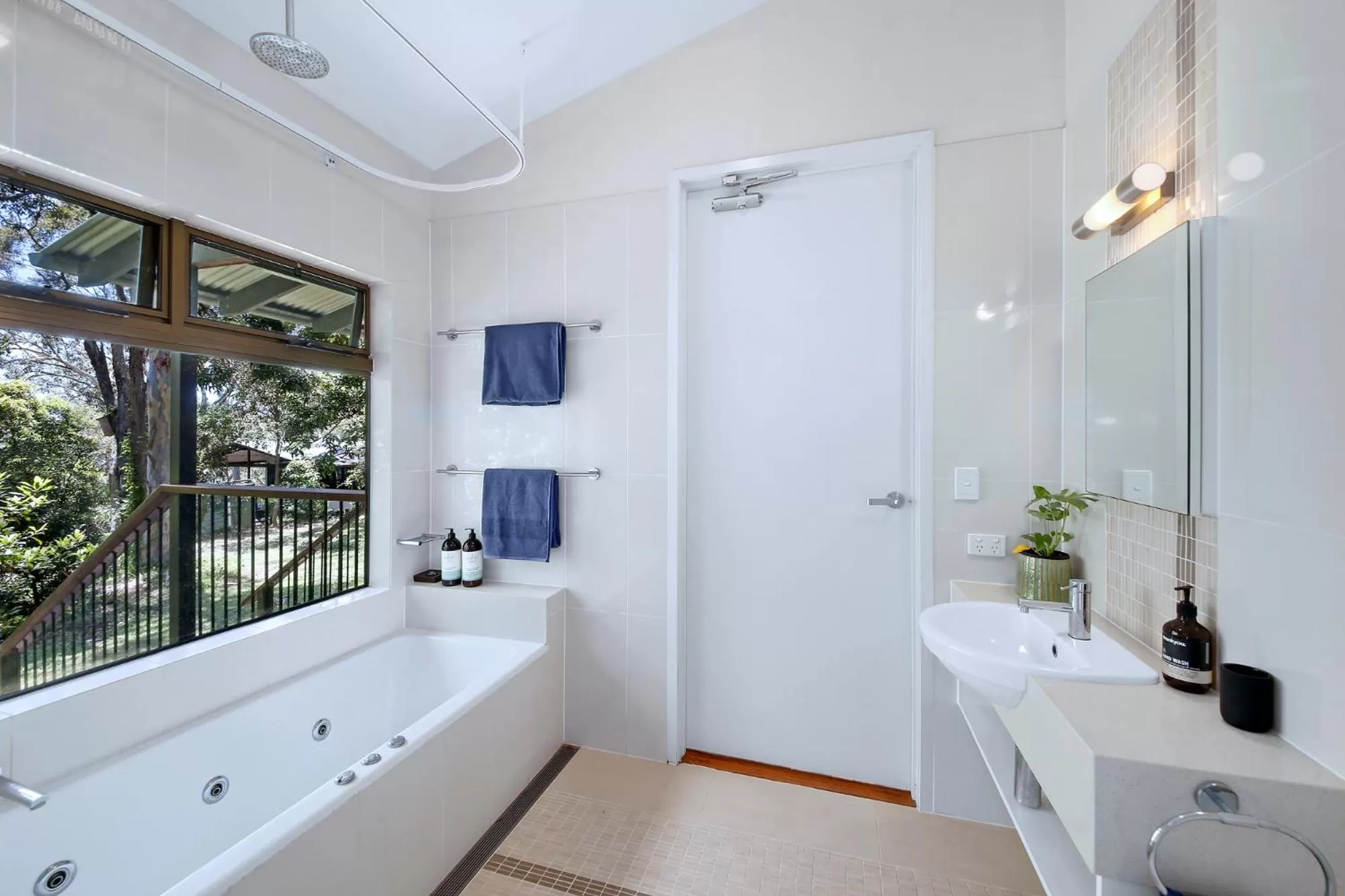 Hot Tub in Eumarella Shores Noosa Lake Retreat