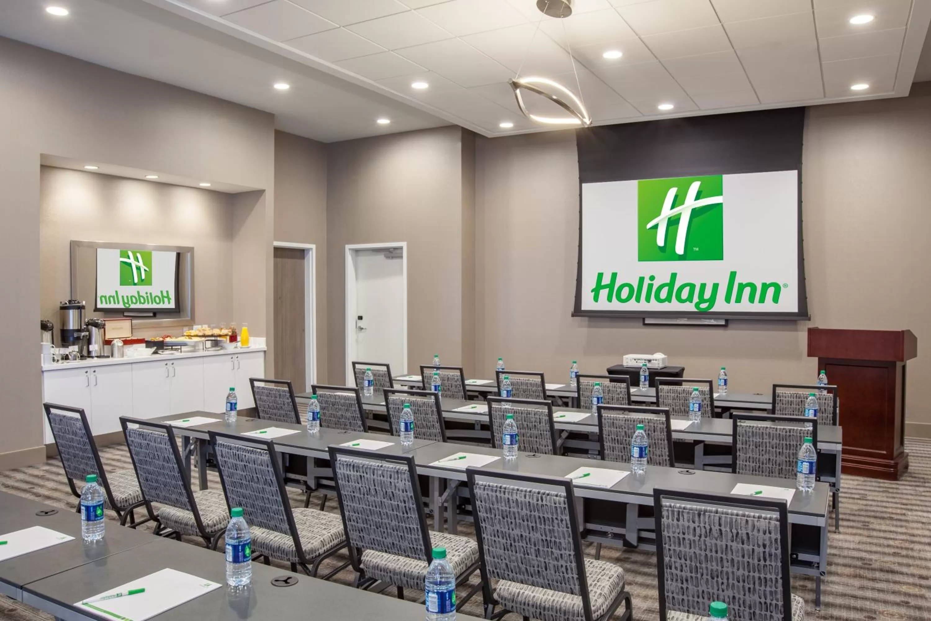 Meeting/conference room in Holiday Inn Cleveland Clinic by IHG