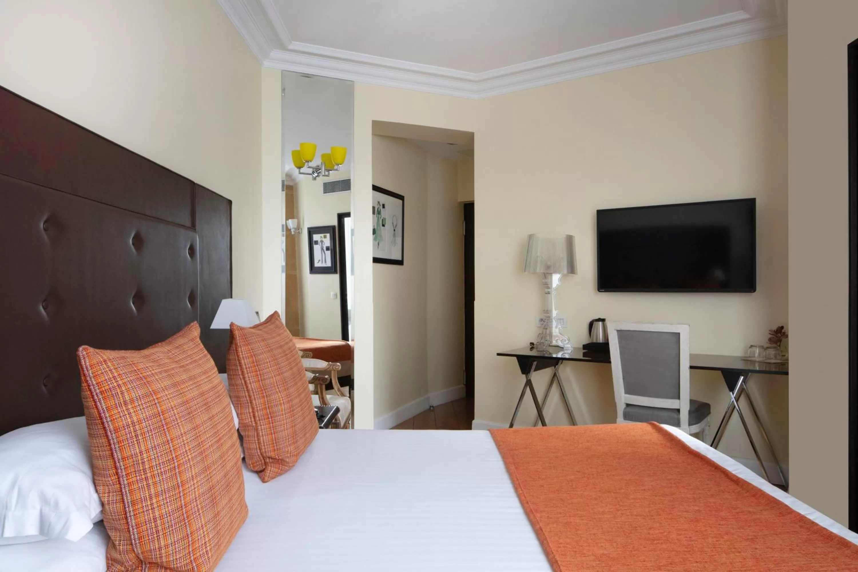 Bedroom, Bed in Le 123 Elysees - Astotel