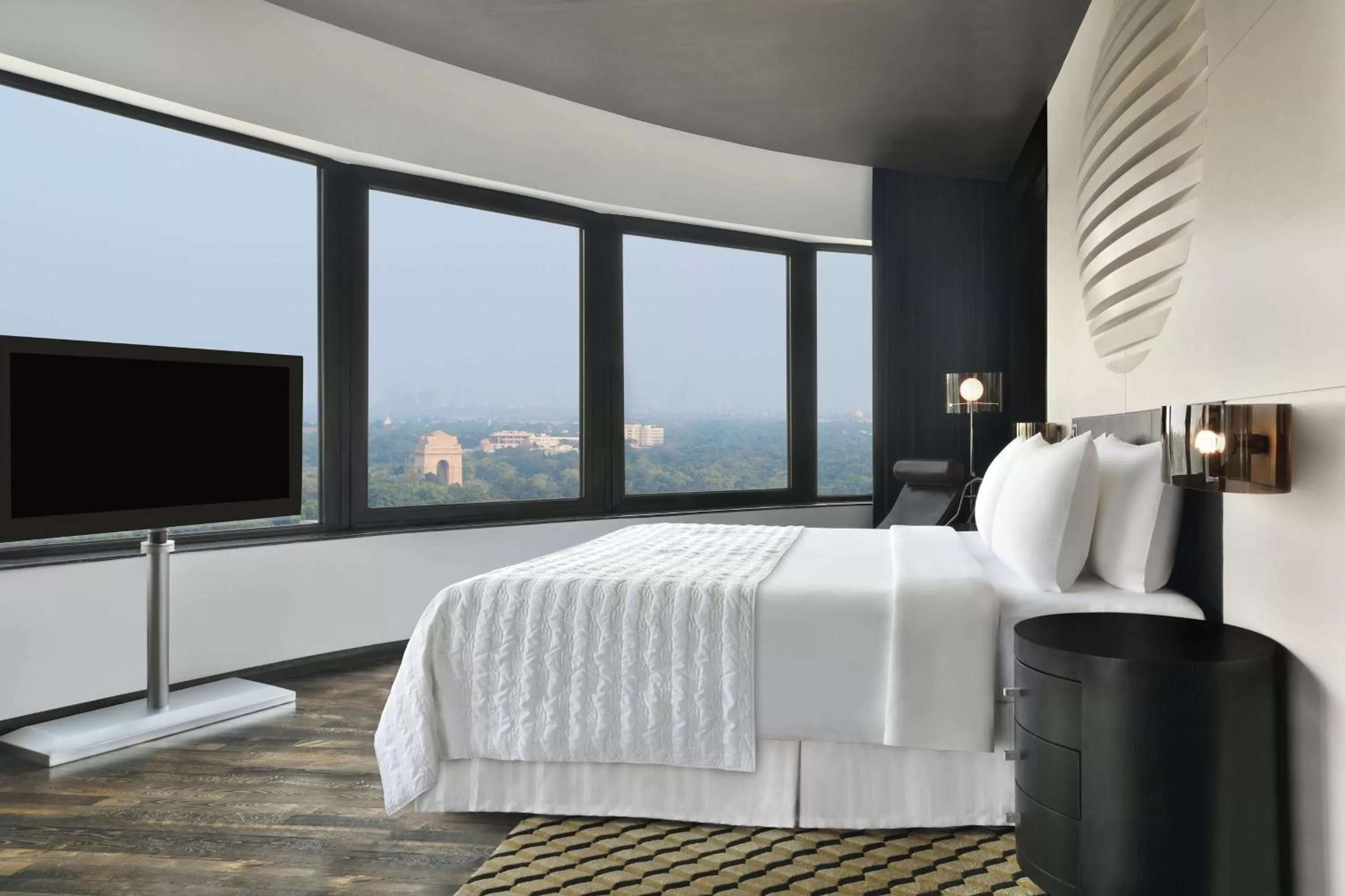 Photo of the whole room, Bed in Le Meridien New Delhi