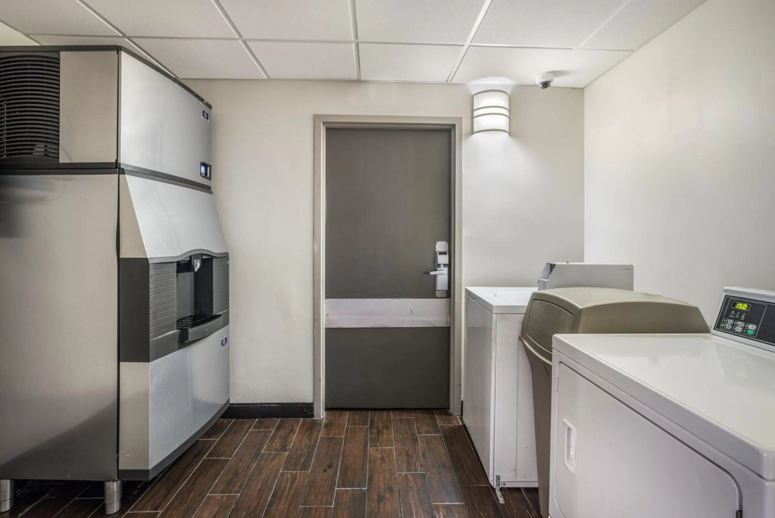 laundry in Red Roof Inn PLUS+ Boston - Woburn/ Burlington