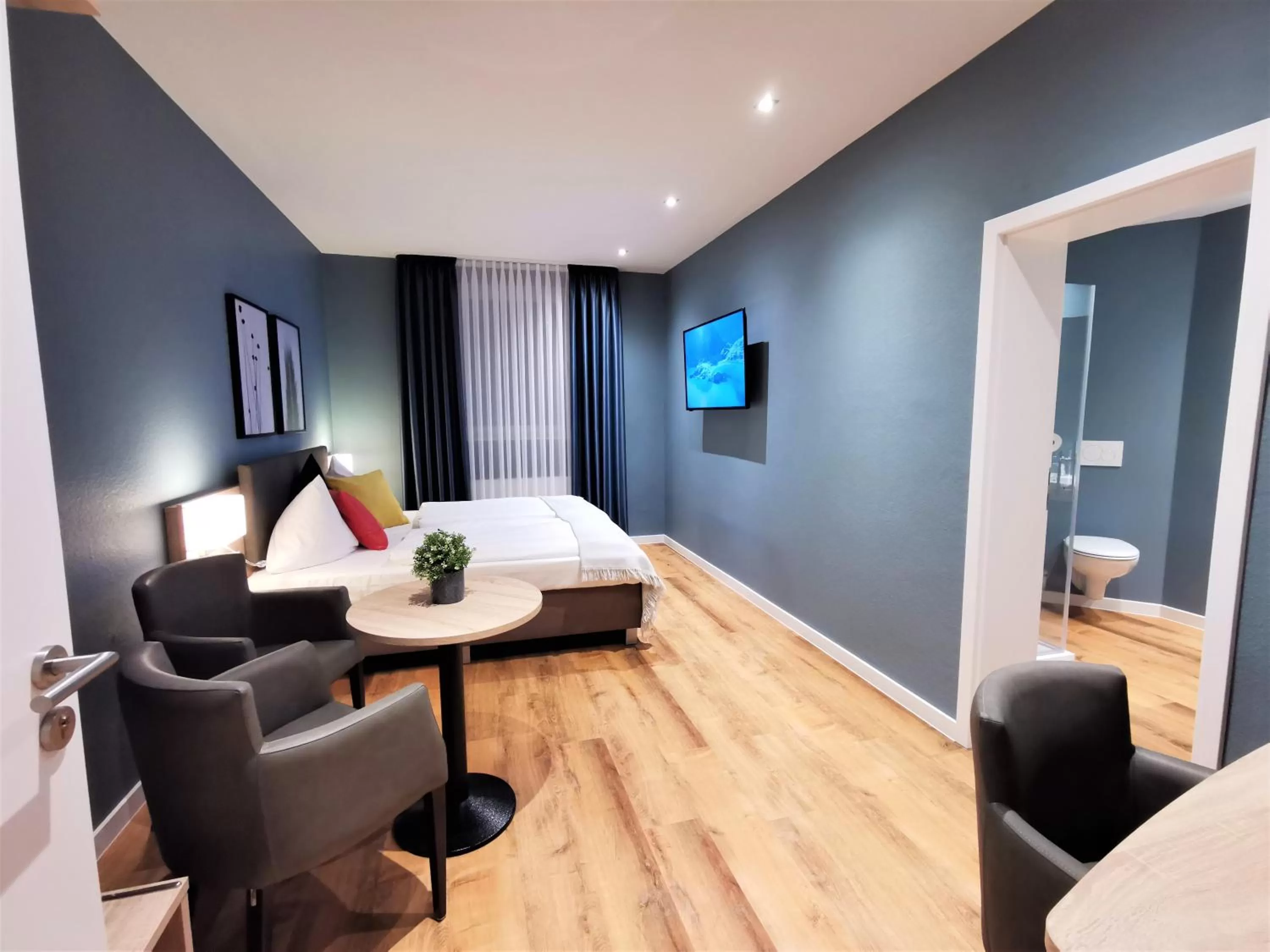 Bathroom, Bed in Hotel Restaurant Verst