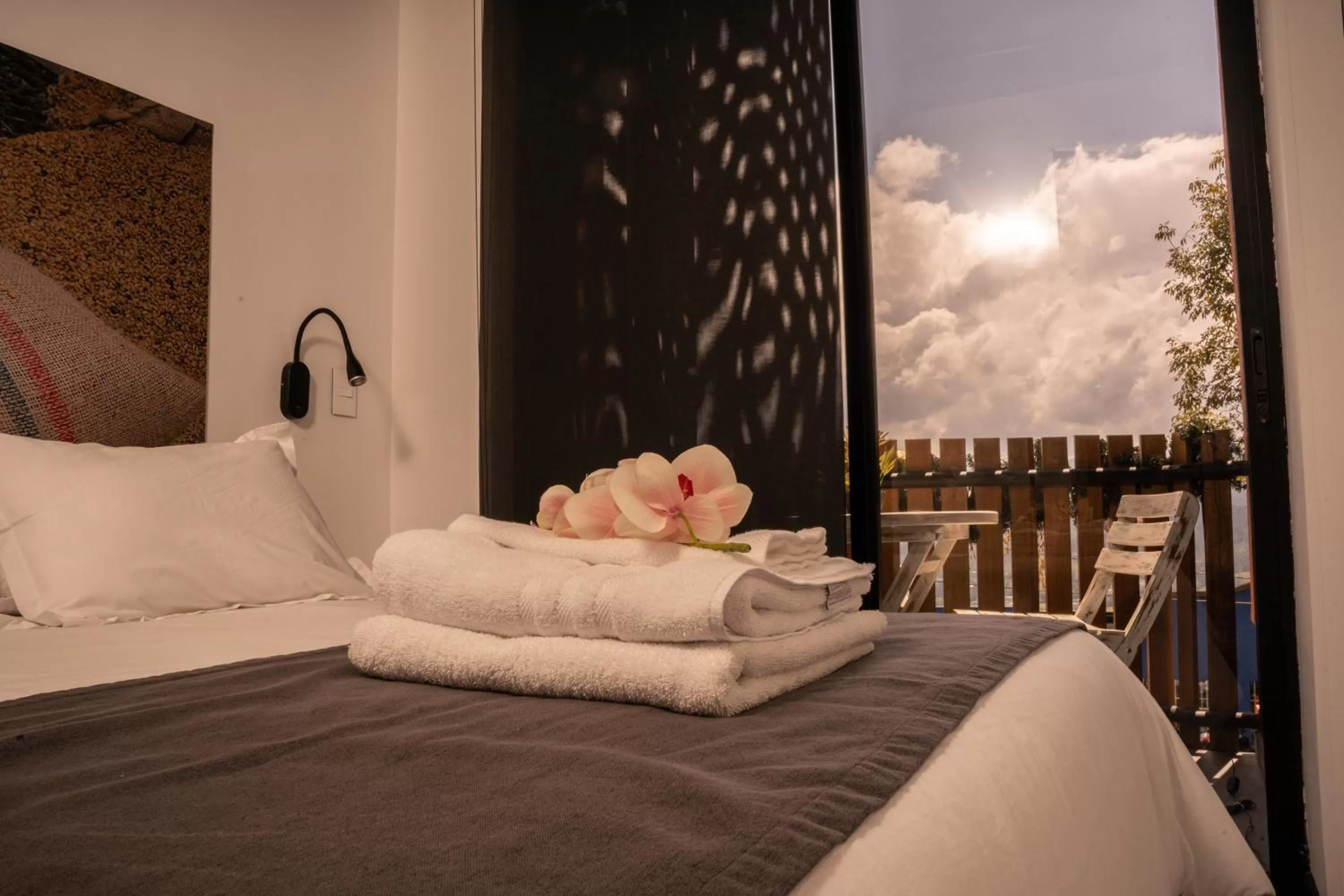 Photo of the whole room, Bed in The Coffee Club Apartahotel