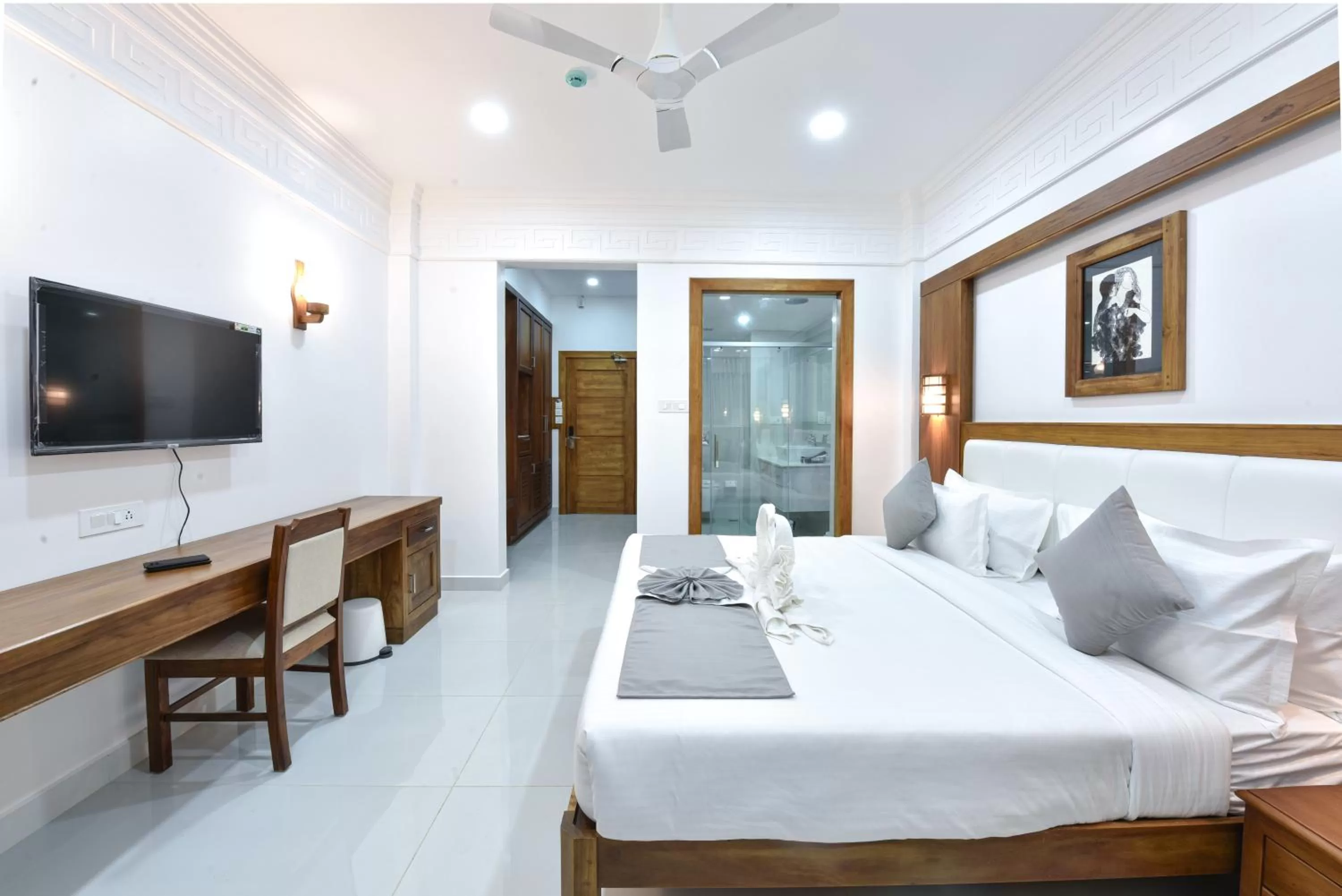 Photo of the whole room, Bed in HOTEL WHITE HOUSE, Munnar