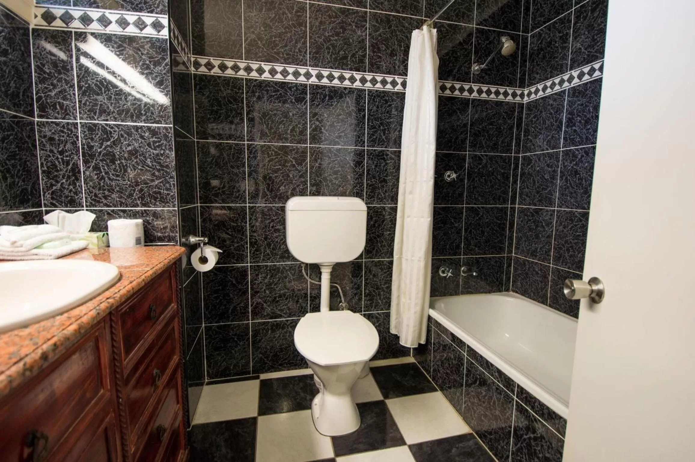 Bed in Elkira Court Motel