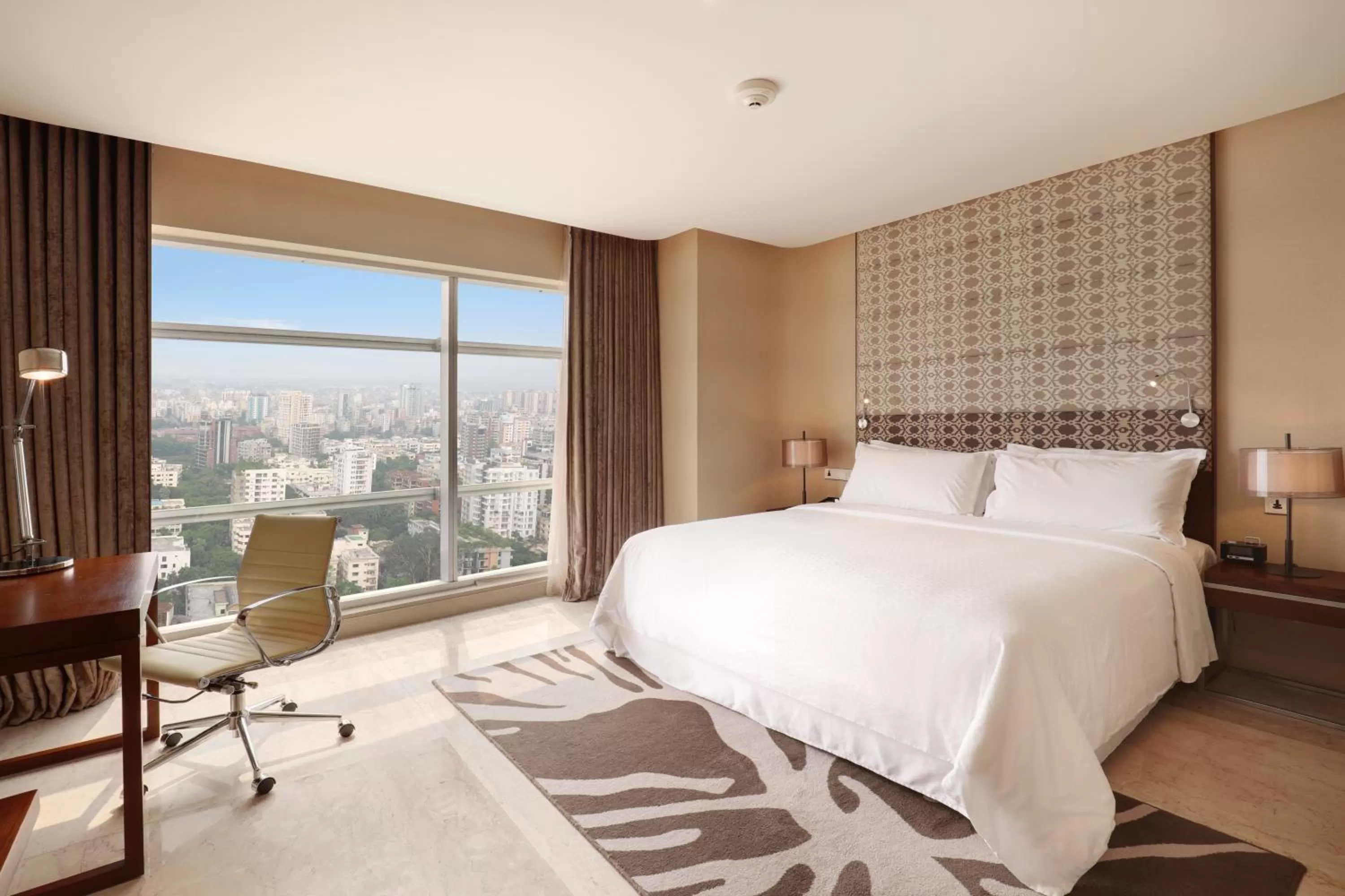 Bed in Crowne Plaza Dhaka Gulshan by IHG