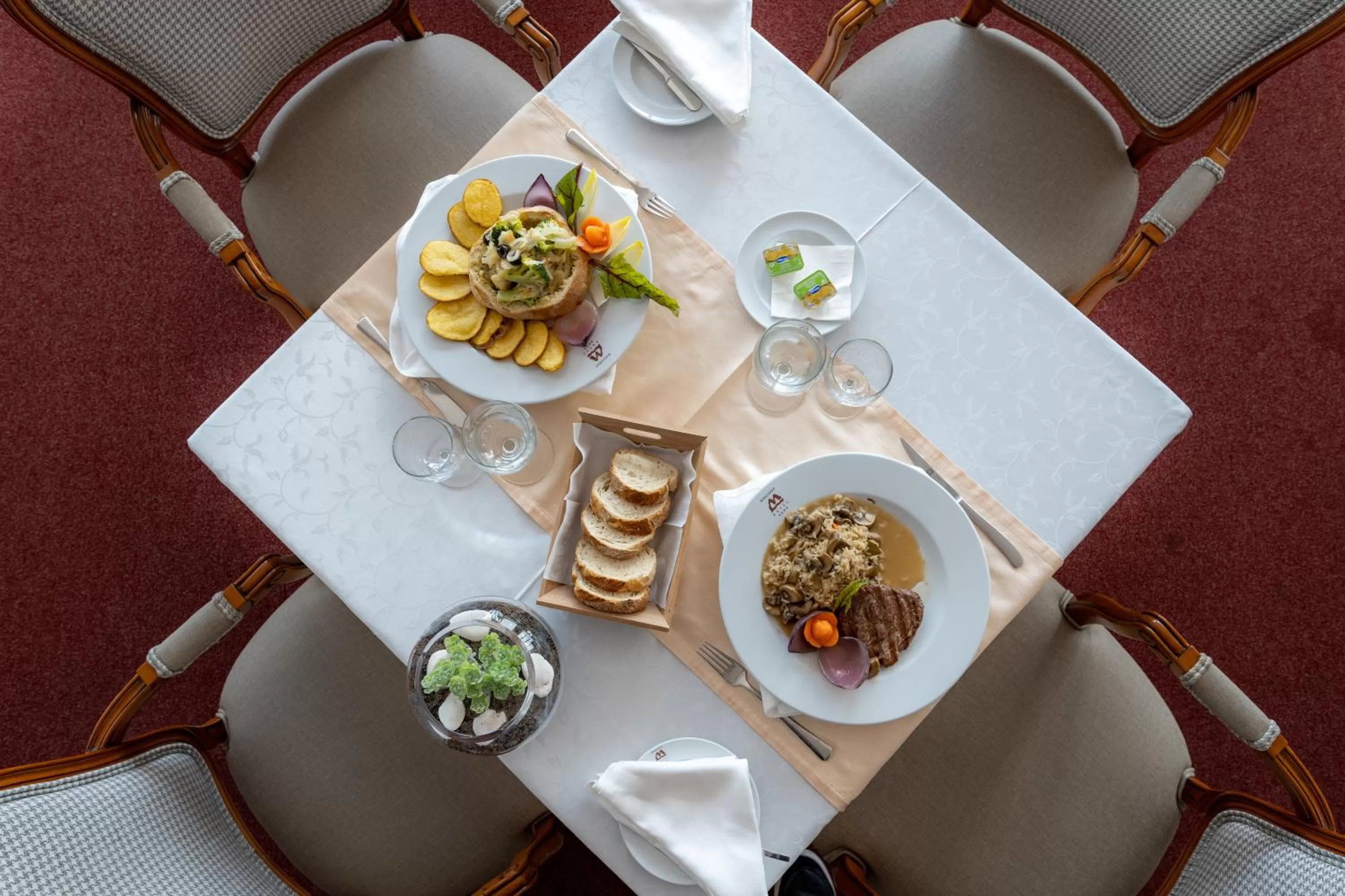 Restaurant/places to eat in Hotel Miracorgo