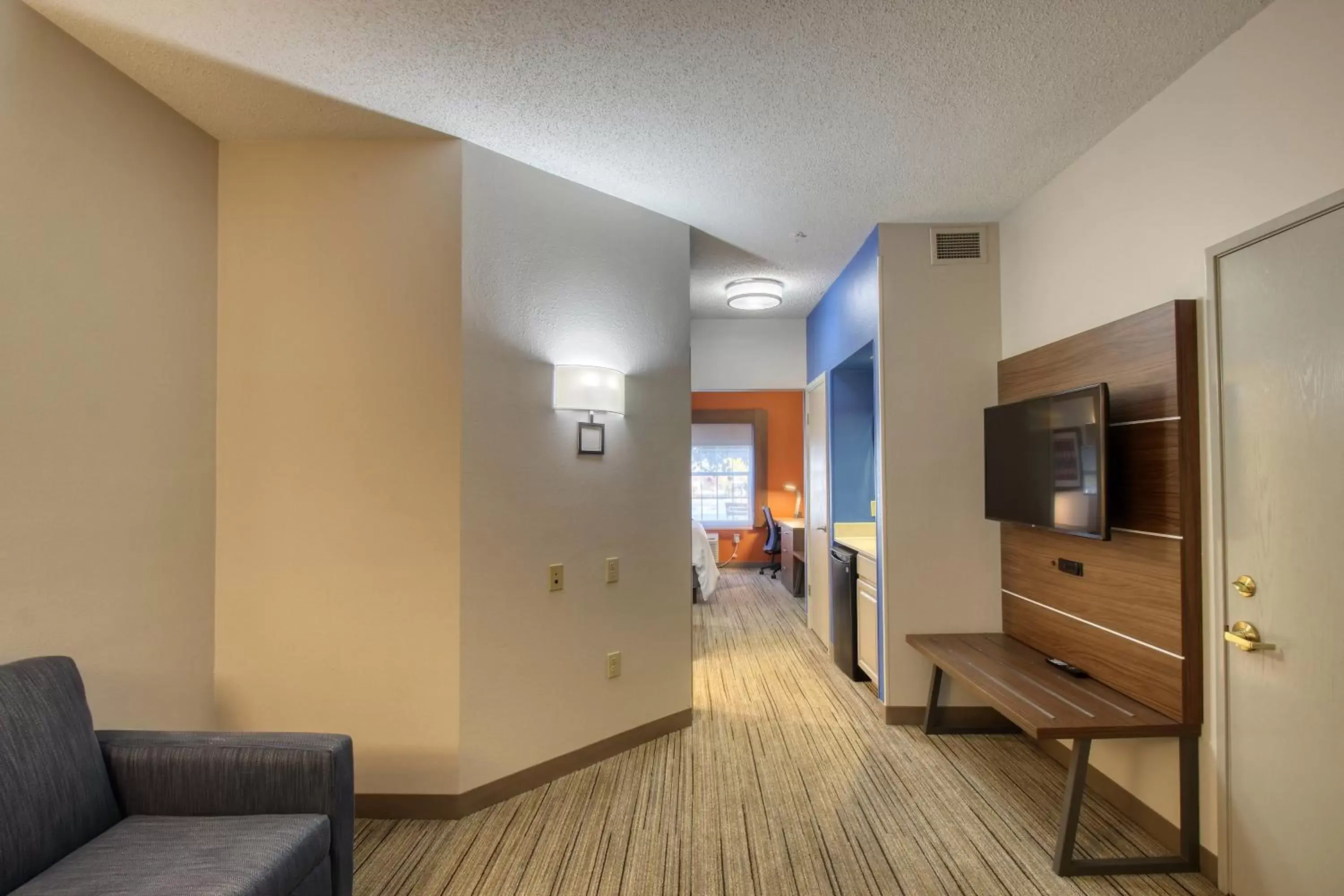 King Suite with Sofa Bed in Holiday Inn Express Hotel & Suites Oshkosh - State Route 41 by IHG King Suite with Sofa Bed in Holiday Inn Express Hotel & Suites Oshkosh - State Route 41 by IHG
