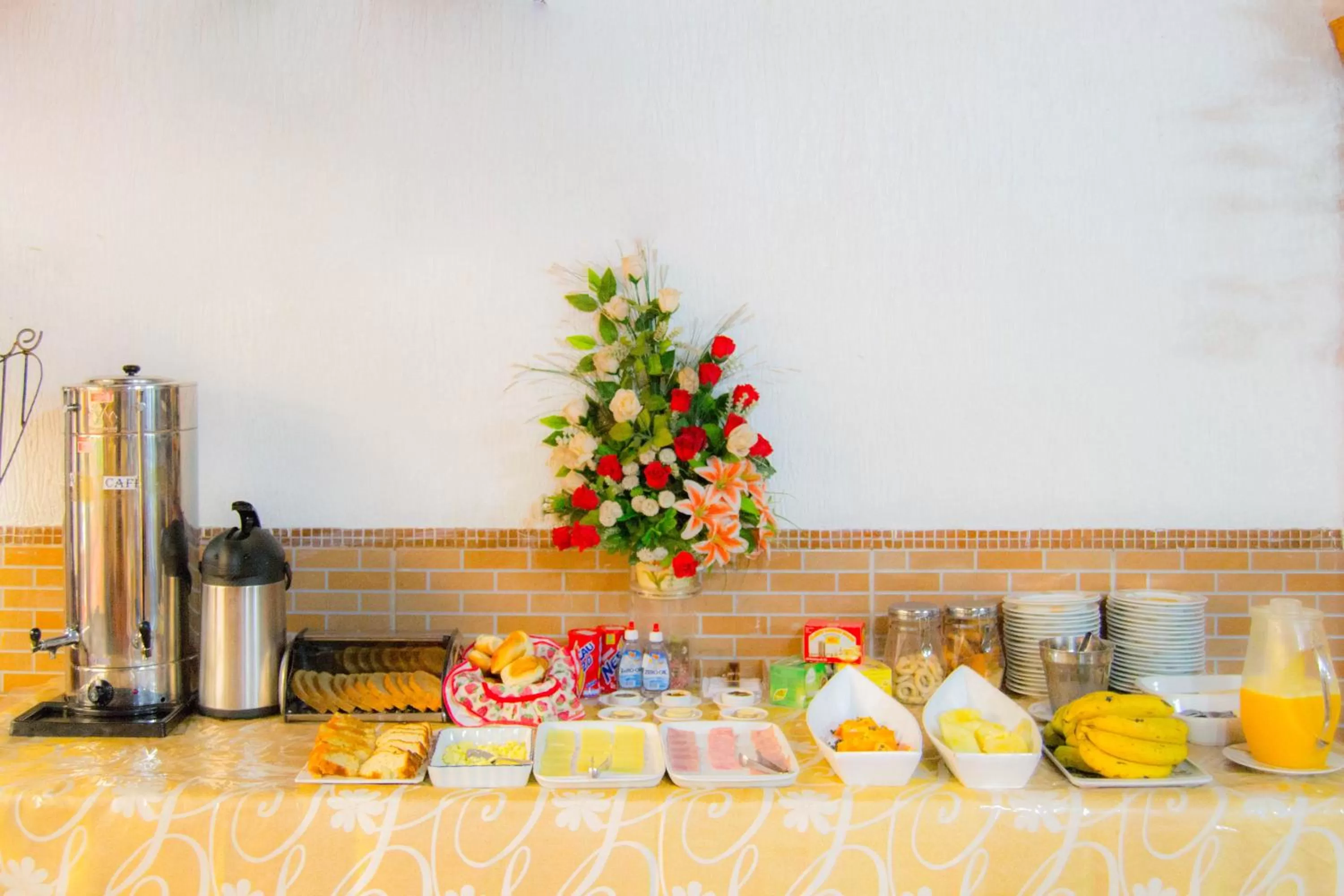 Buffet breakfast in Hotel & Restaurante Guarania