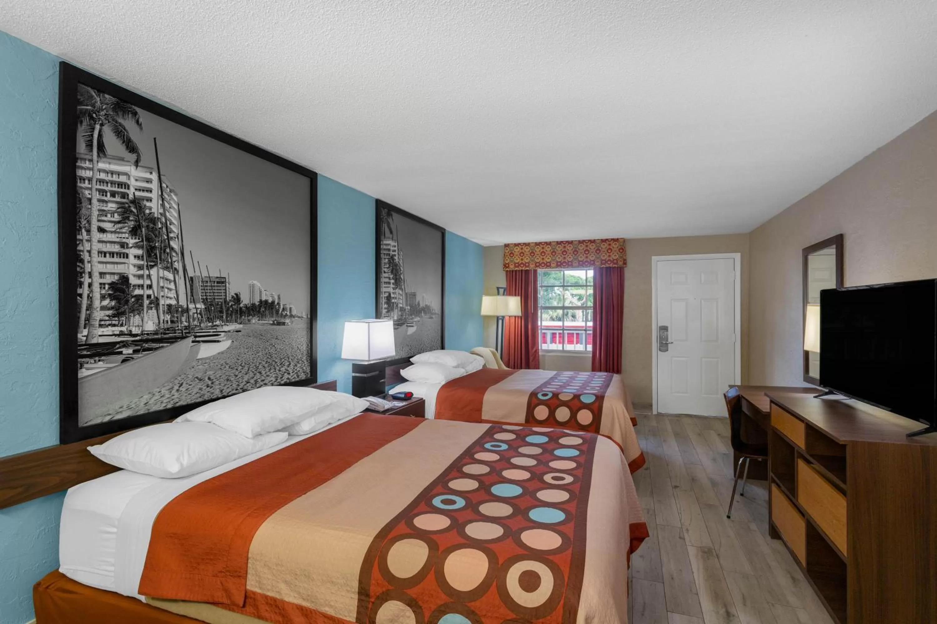 Photo of the whole room, Bed in Super 8 by Wyndham Bradenton Sarasota Area