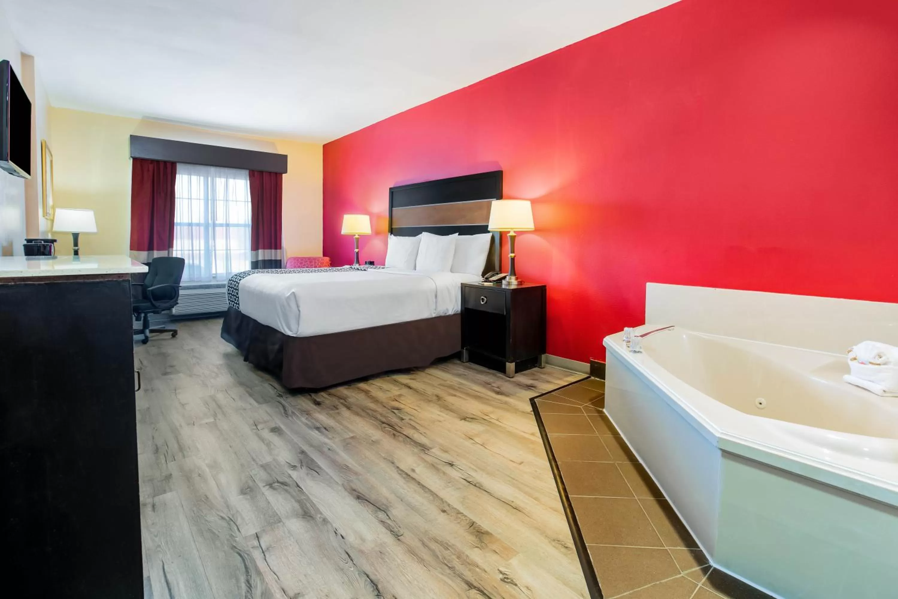 One-Bedroom Superior King Suite - Non-Smoking in La Quinta by Wyndham Dallas Mesquite