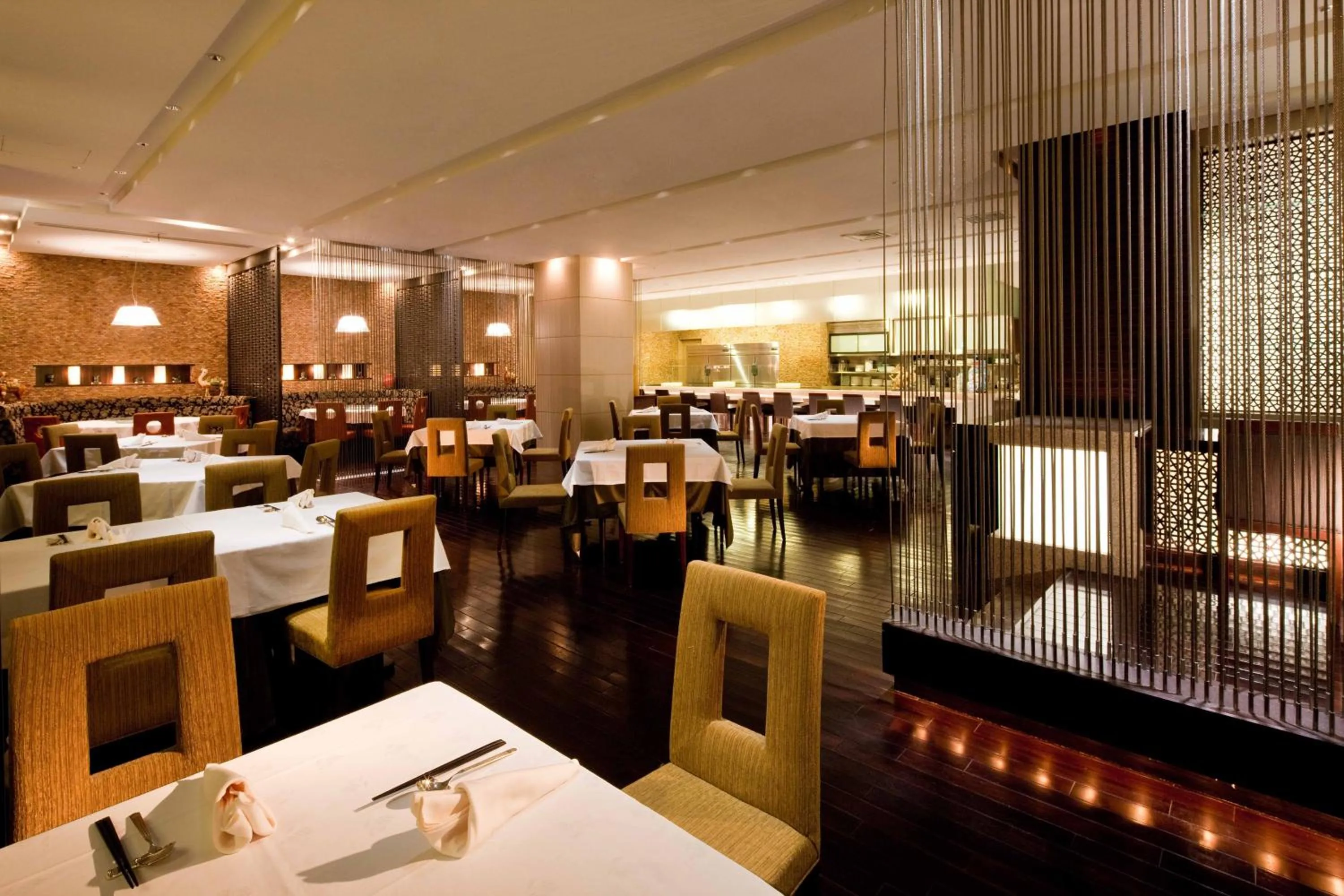 Restaurant/places to eat in Royal Park Hotel