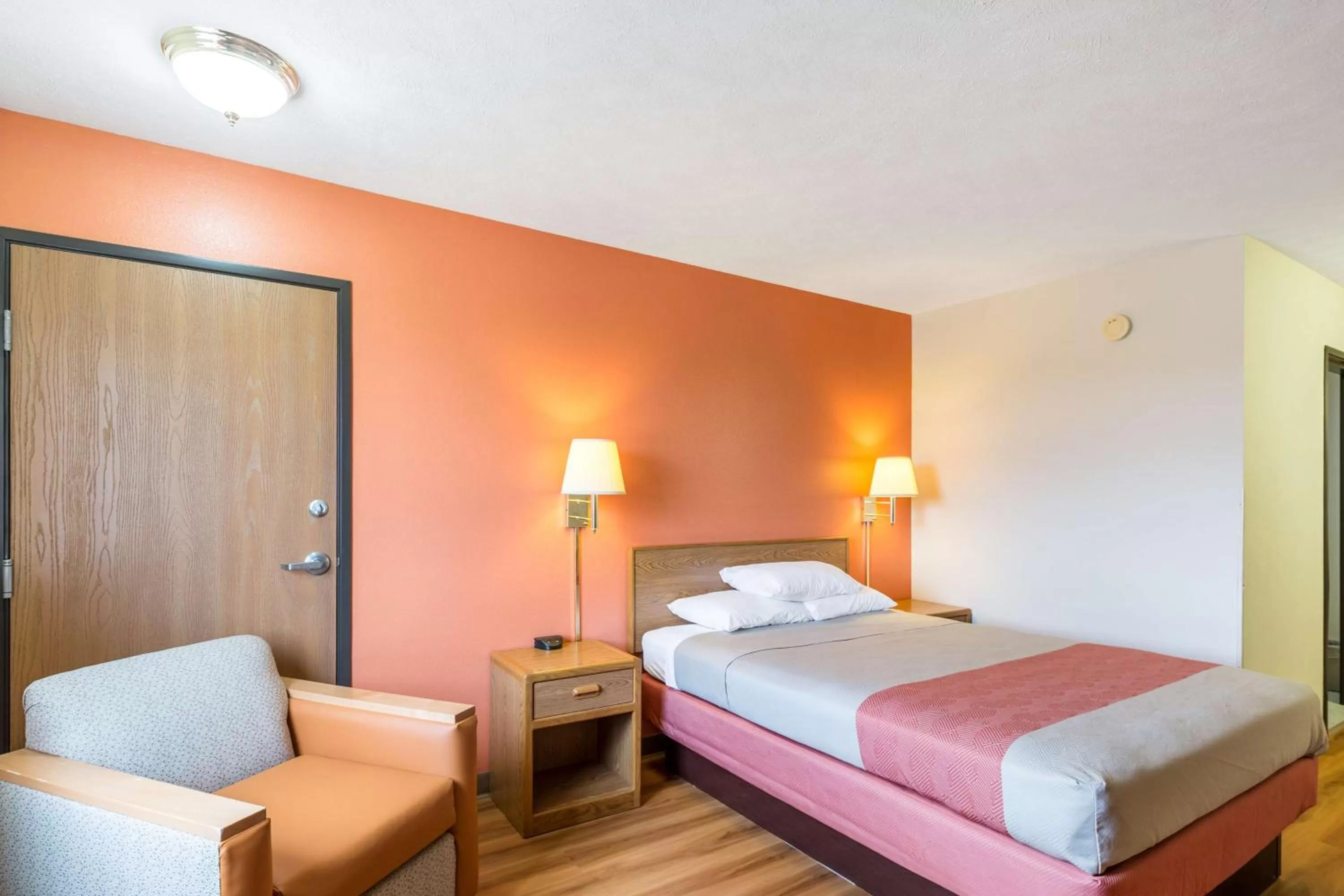 Photo of the whole room, Bed in Motel 6-Percival, IA