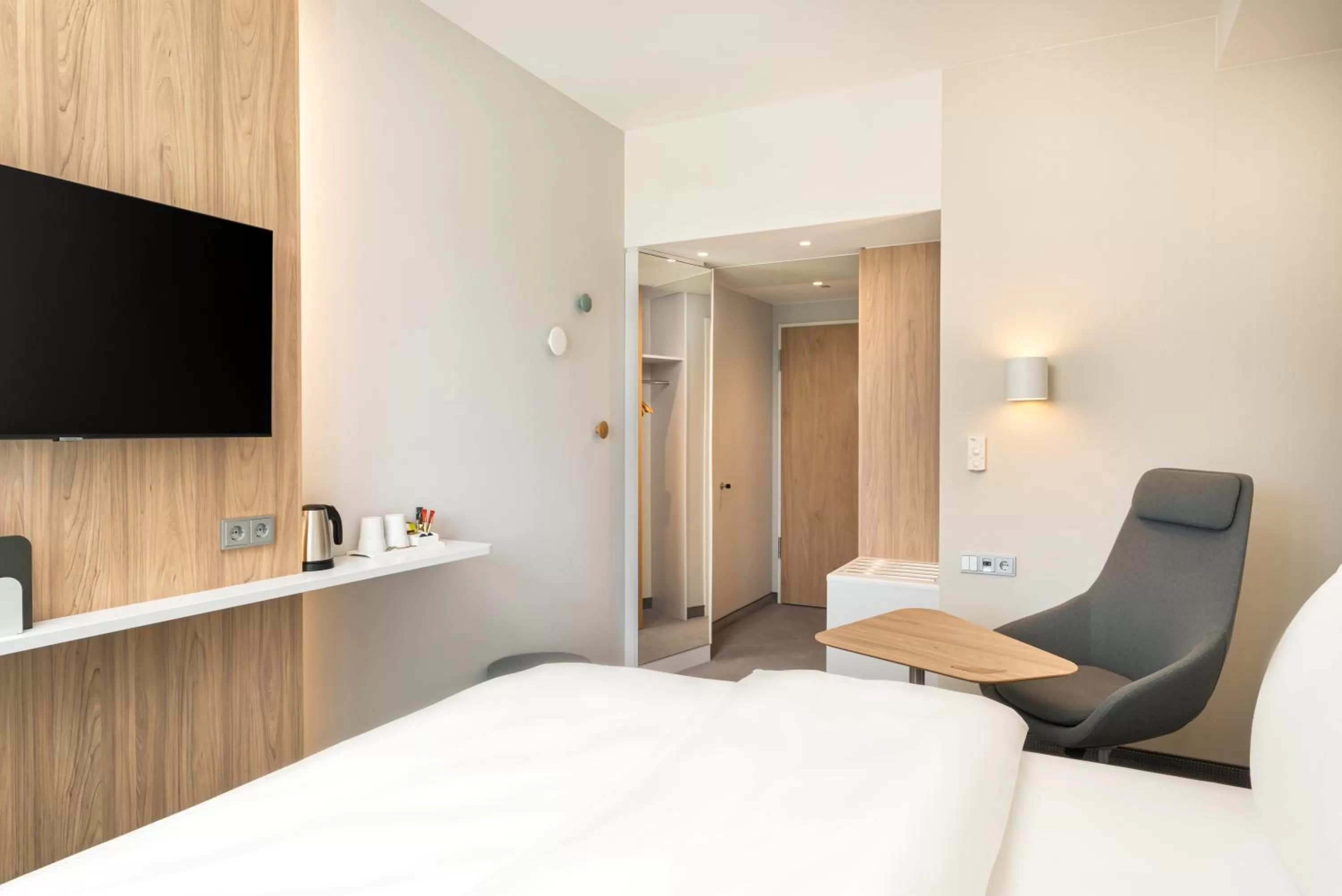 wardrobe, Bed in Holiday Inn Express - Rosenheim by IHG