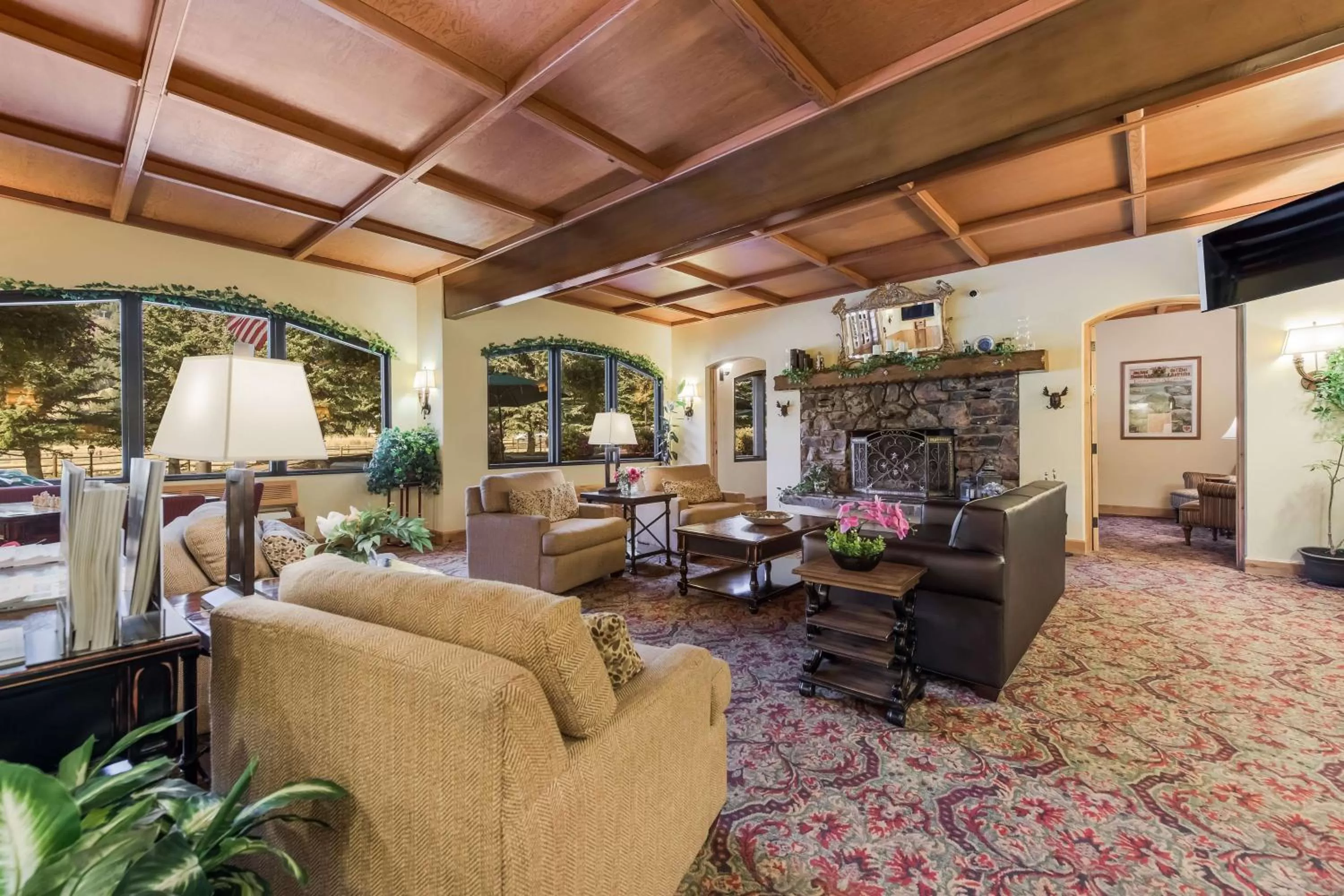 Lobby or reception in Best Western Tyrolean Lodge