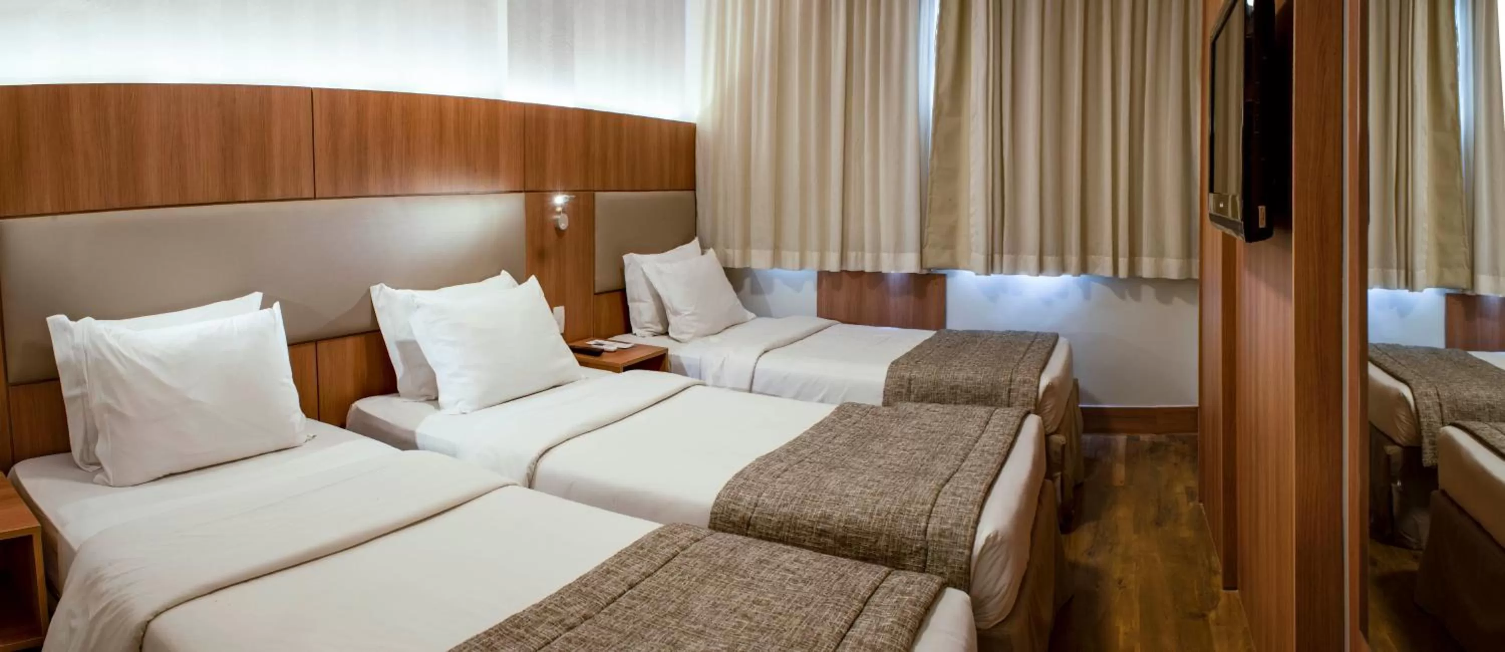 Photo of the whole room, Bed in Hotel Astoria Copacabana