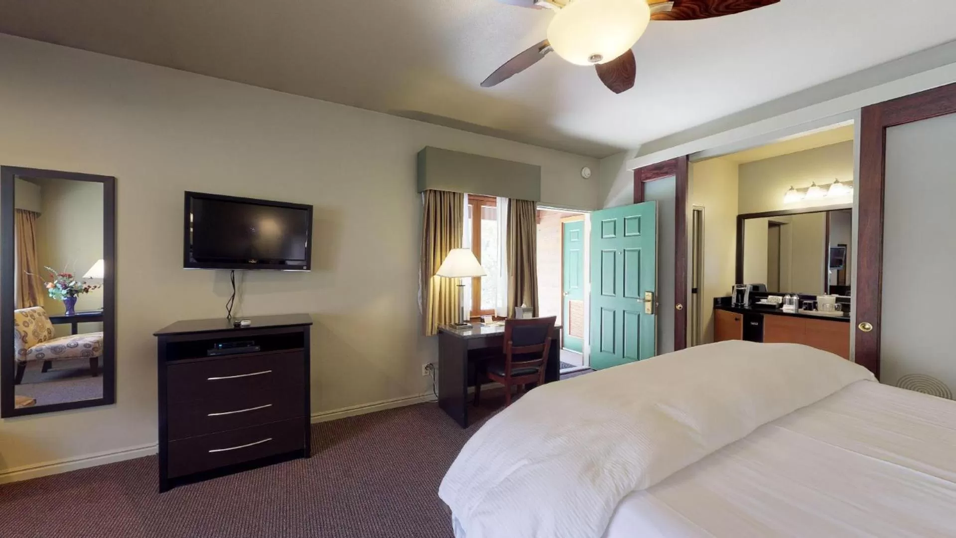 Bed in Flanigan`s Resort and Spa