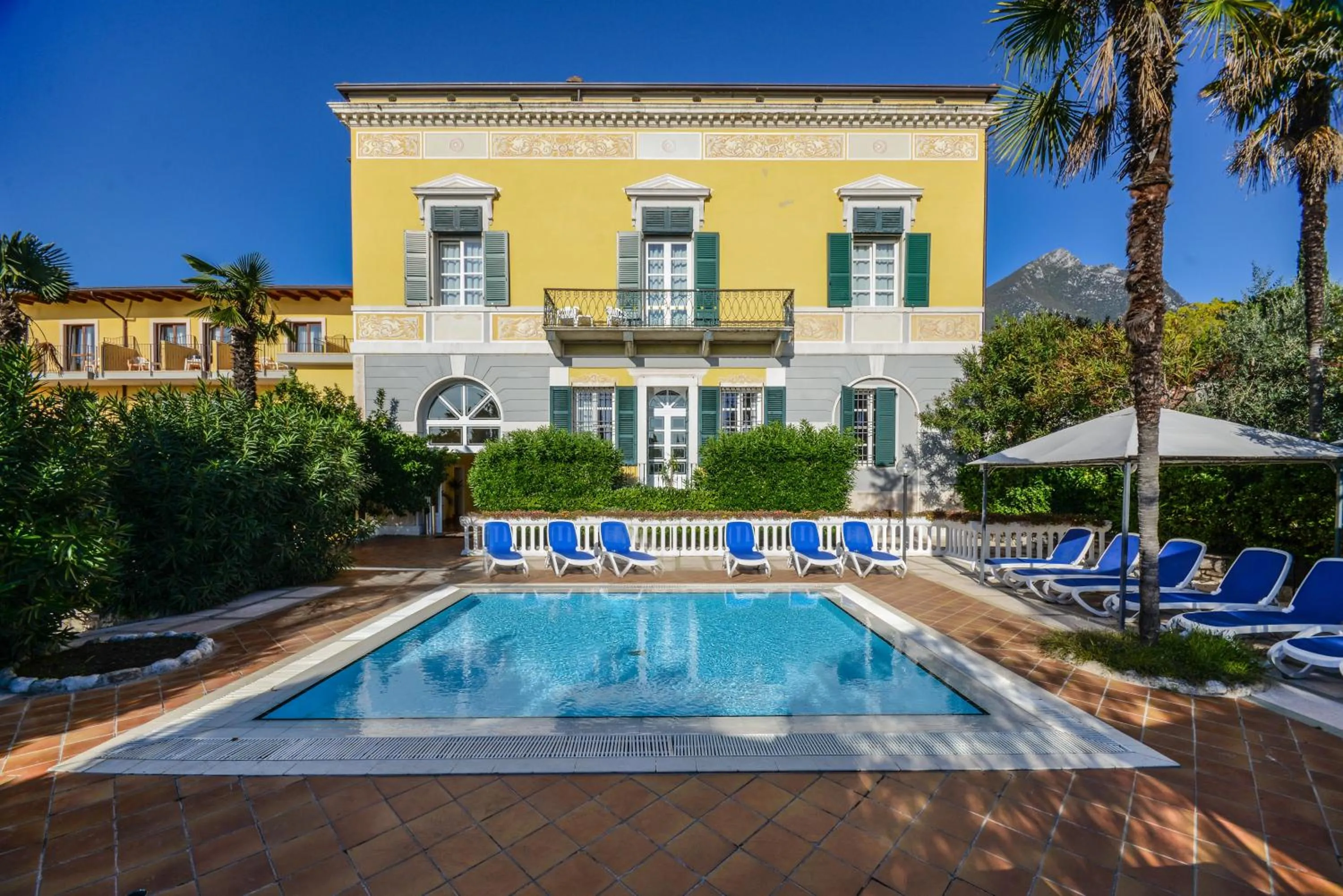 Property building in Regina del Garda Suite