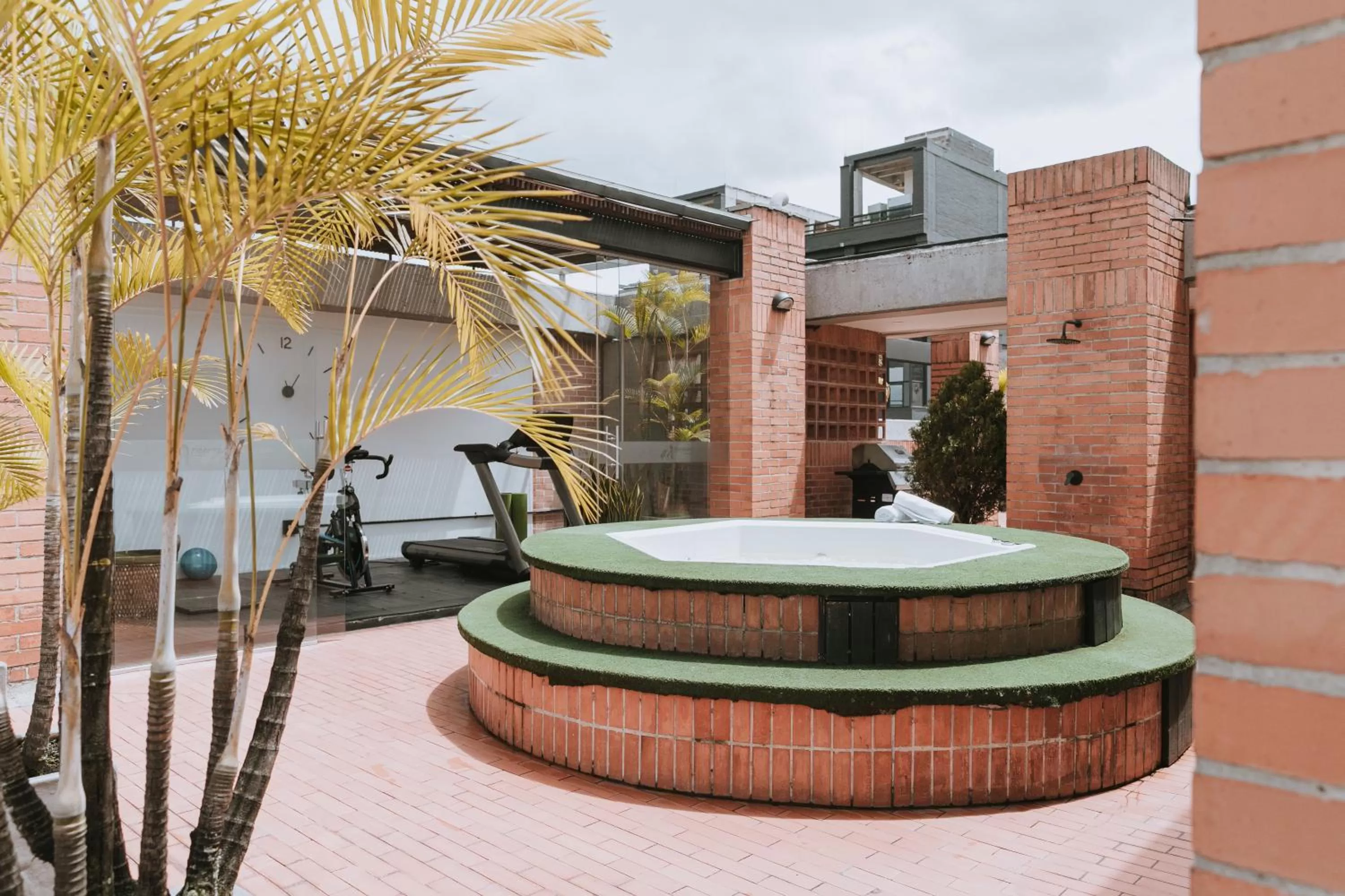 Hot Tub in Travelers Orange Suites