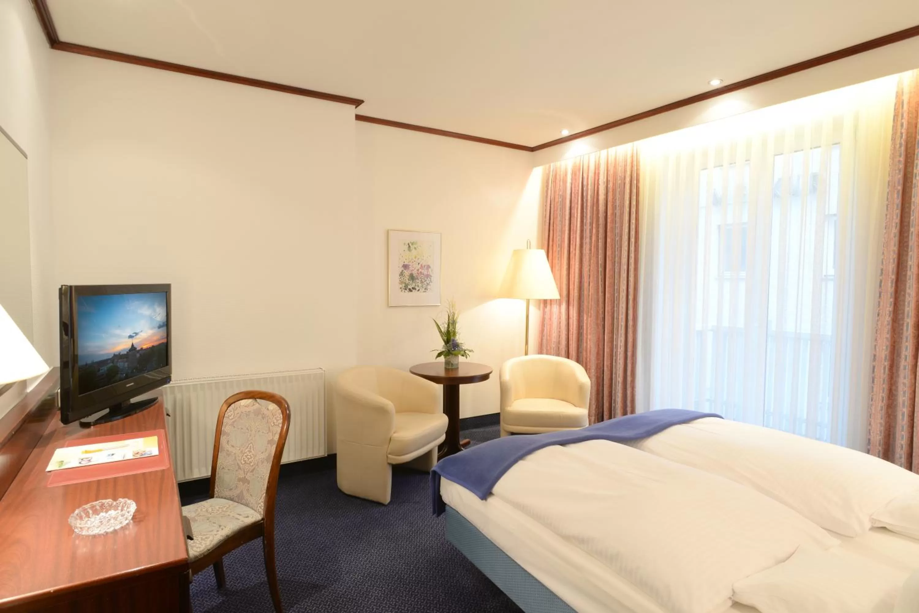 Photo of the whole room, Bed in Ringhotel Loew's Merkur