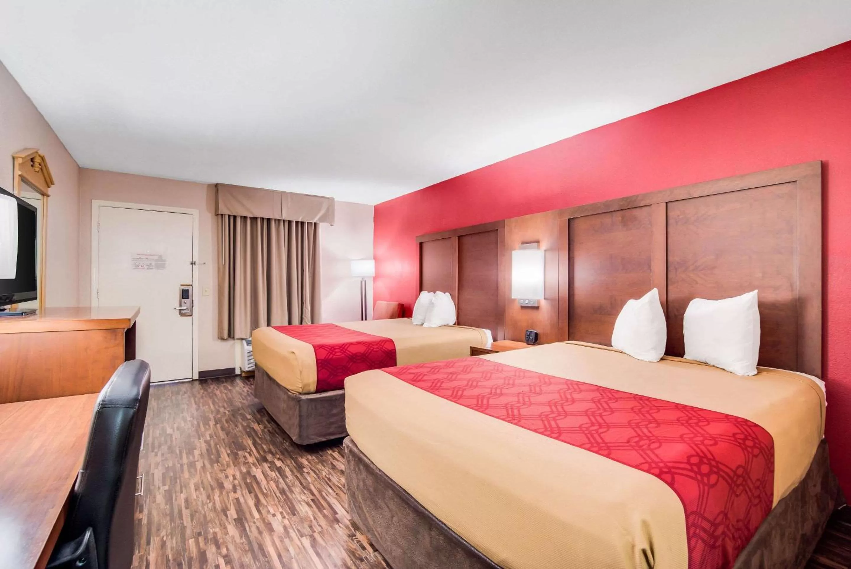 Photo of the whole room, Bed in Econo Lodge Walterboro I-95