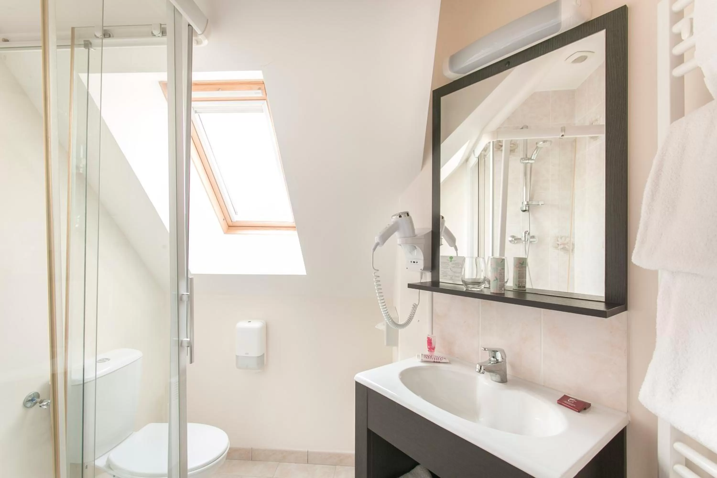 Bathroom in Hôtel Résidence Normandy Country Club by Popinns