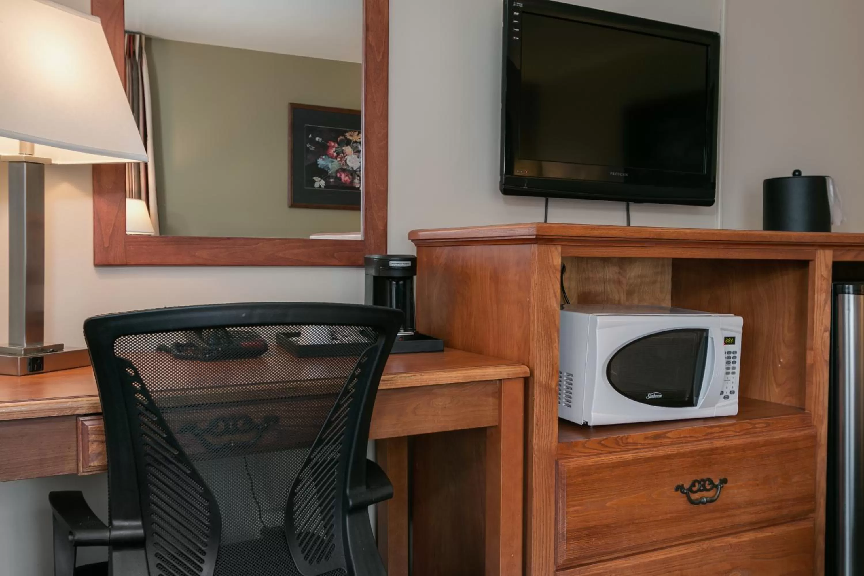 TV and multimedia in Courtesy Inn Downtown Eugene