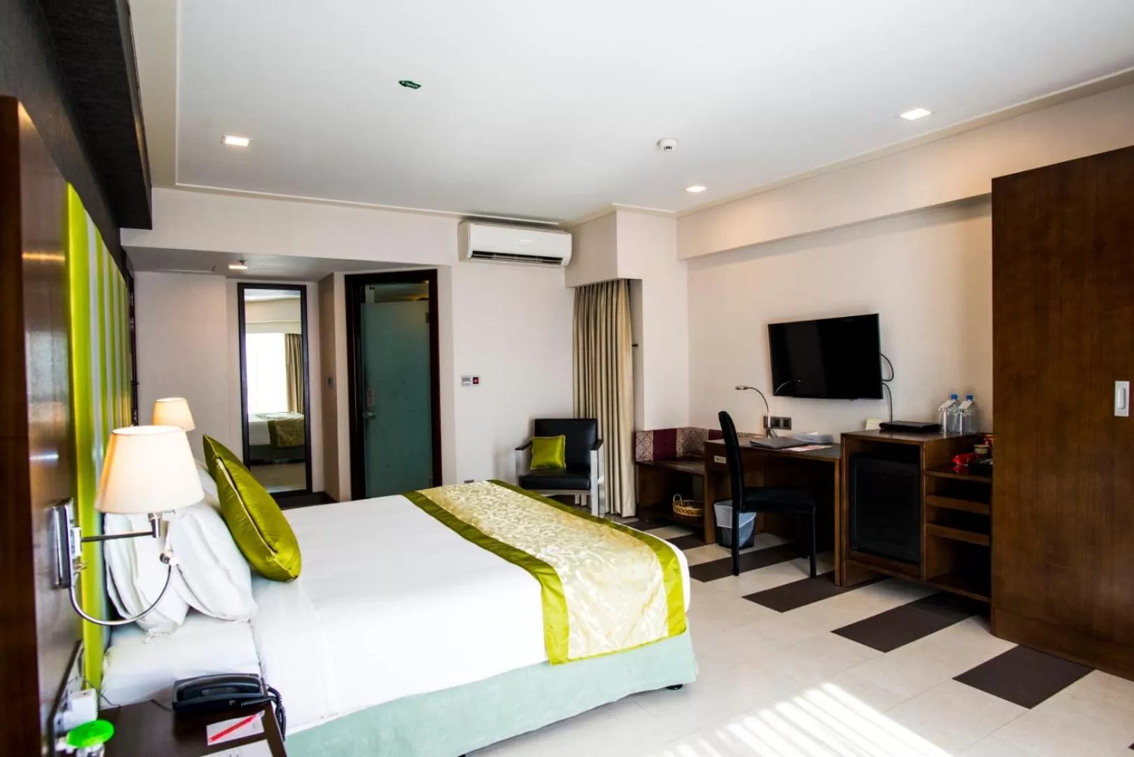 Bedroom, Bed in Platinum Grand