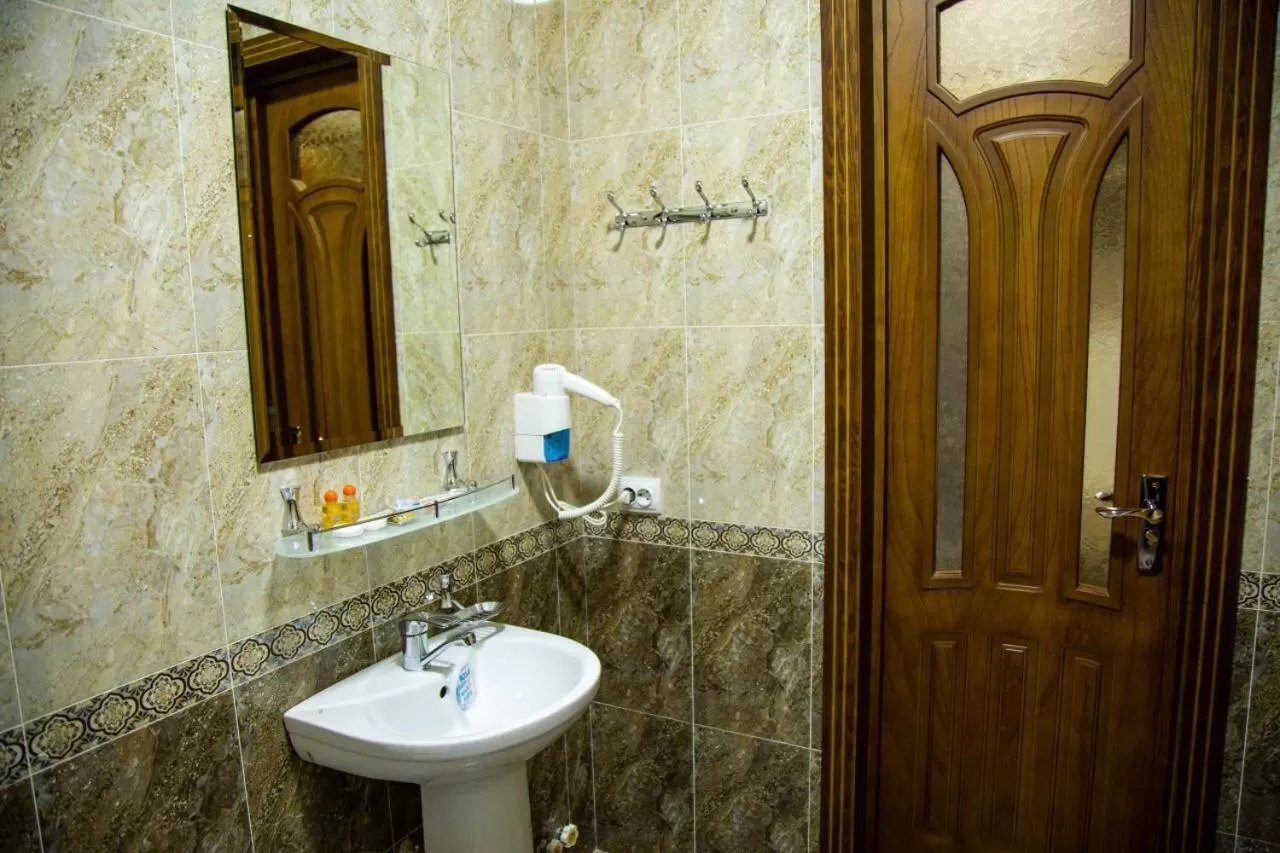 Shower in Gala Osiyo Samarkand