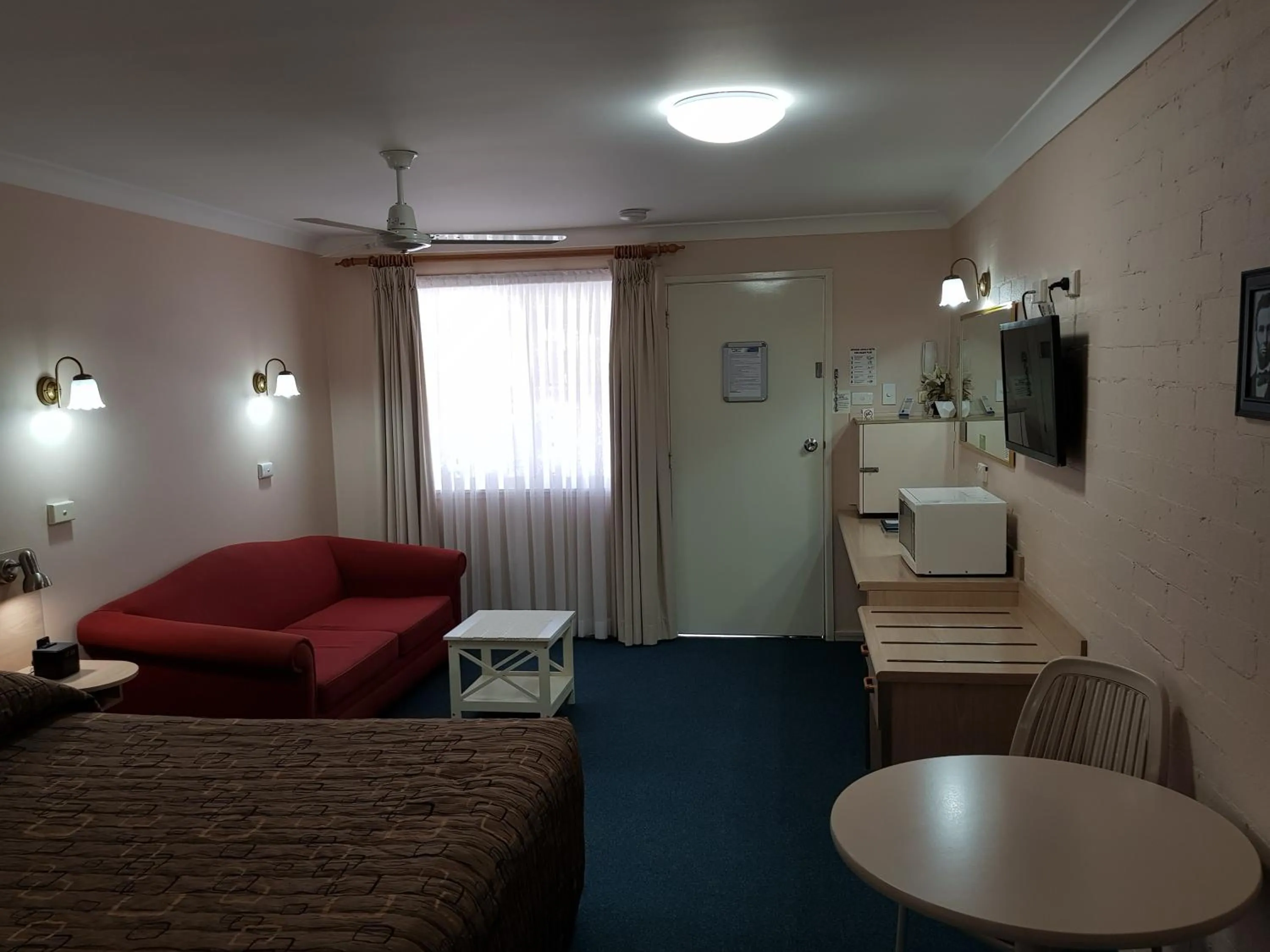 Photo of the whole room, Bed in Abraham Lincoln Motel