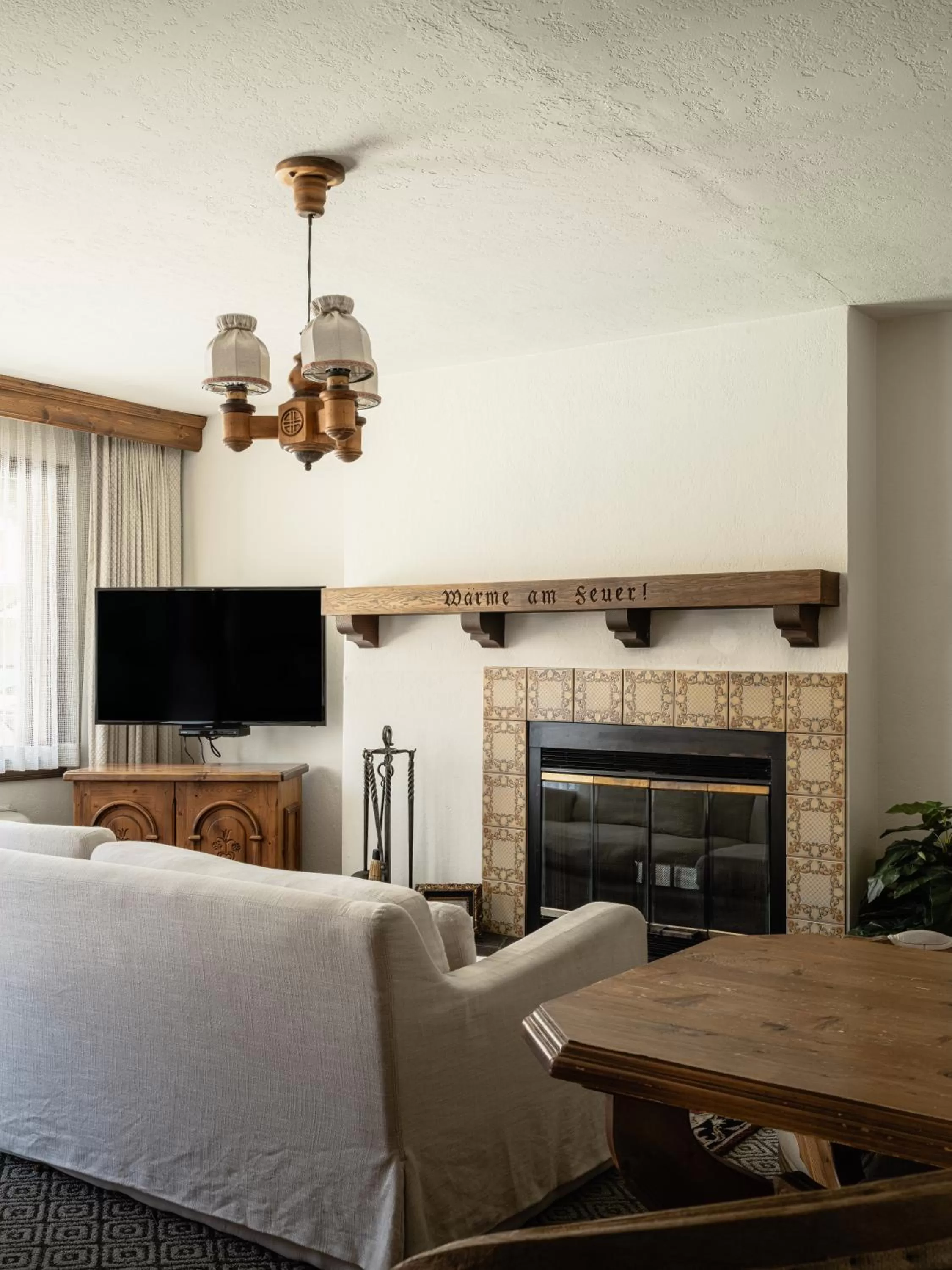 flat iron, TV/Entertainment Center in Enzian Inn