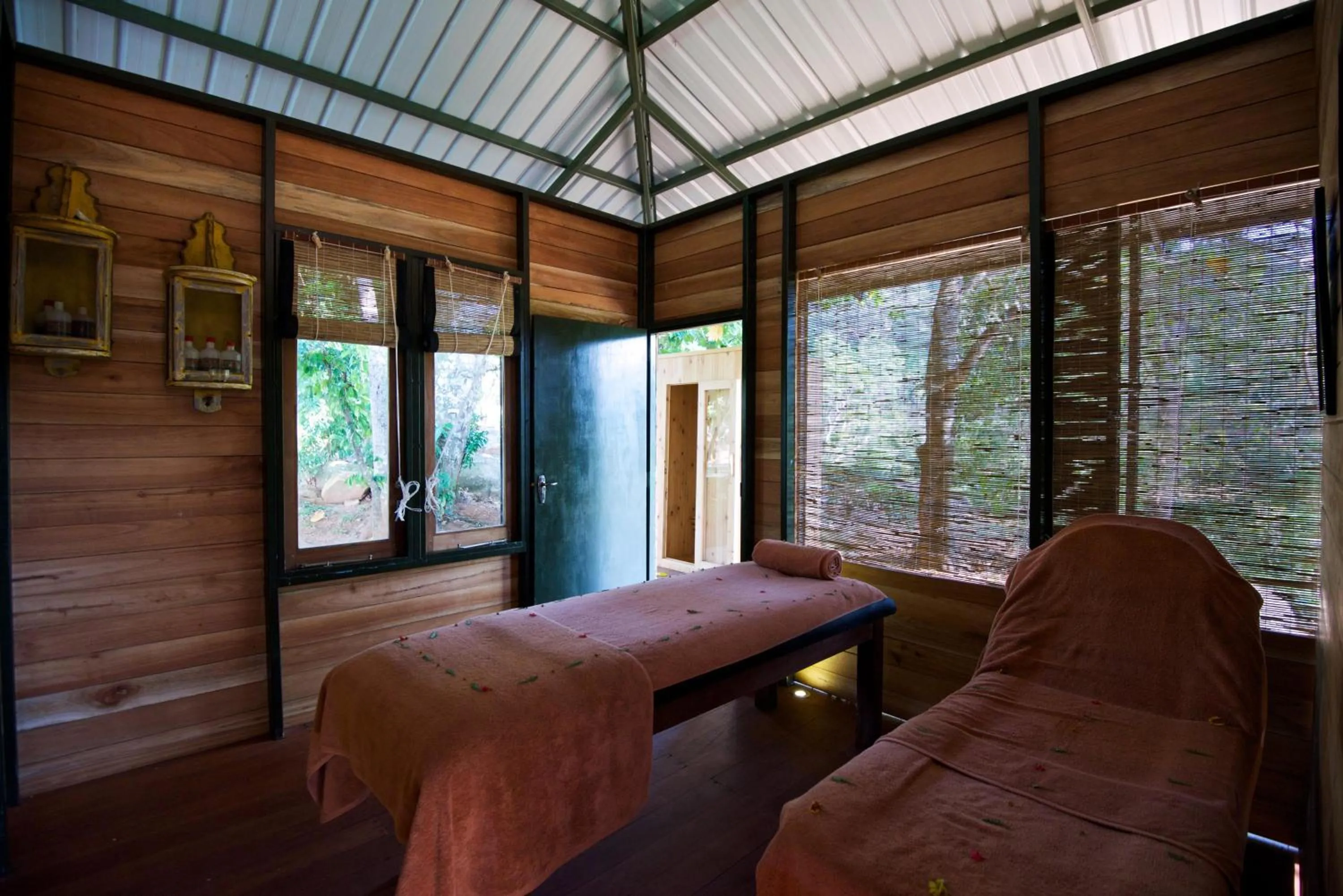 Spa and wellness centre/facilities, Bed in Mountbatten Bungalow- Thema Collection