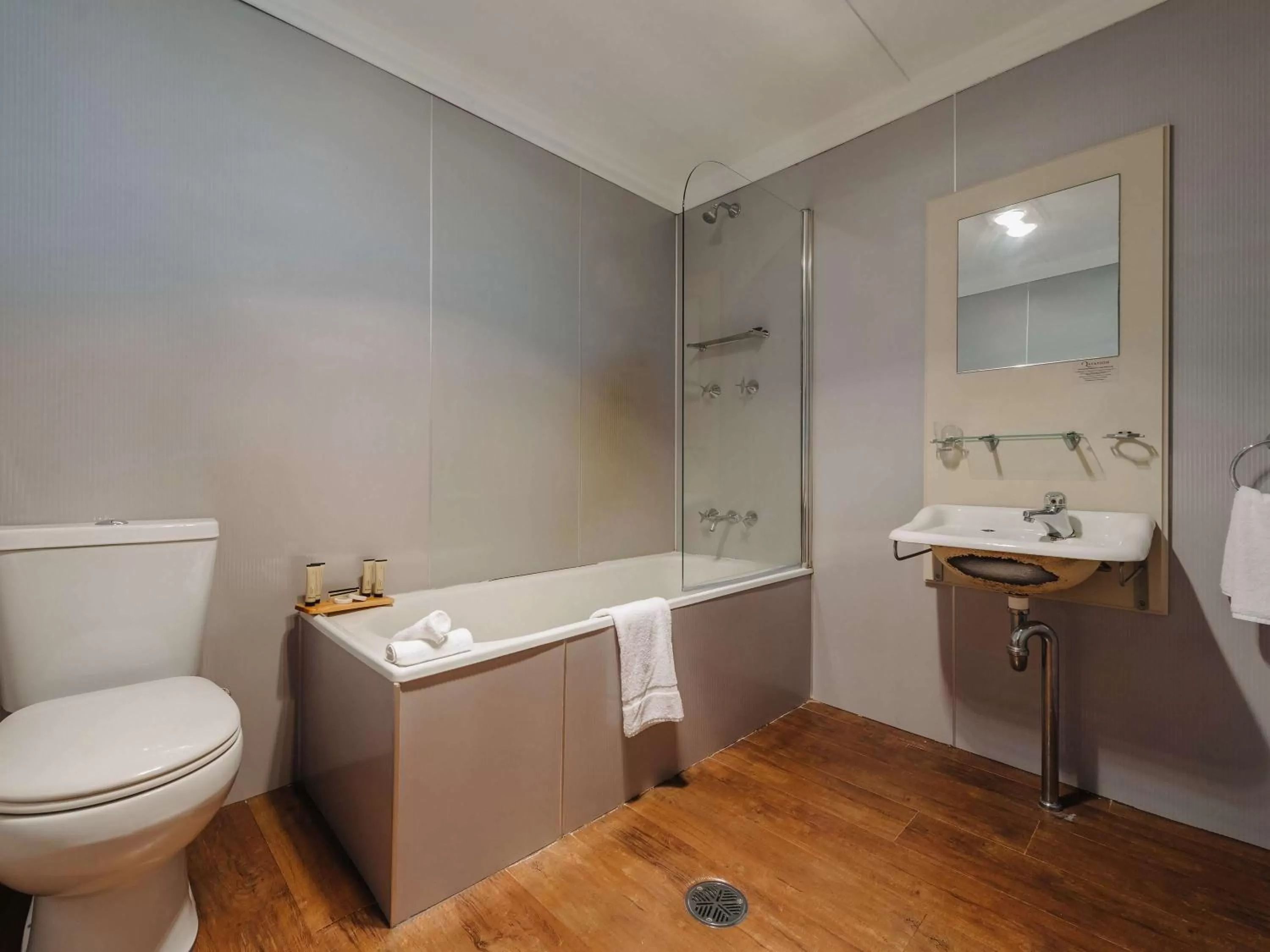 Photo of the whole room in Q Station