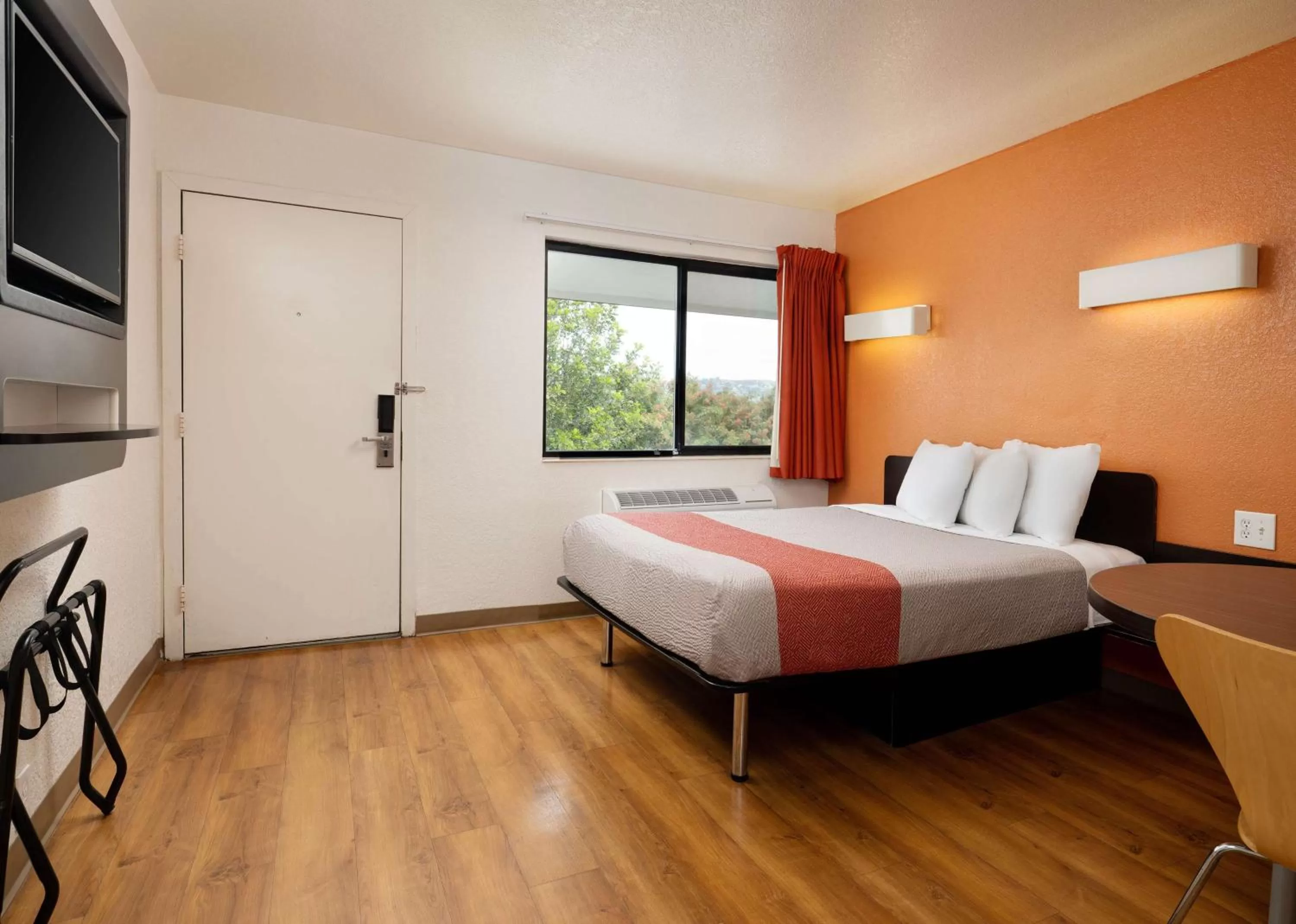 Photo of the whole room, Bed in Motel 6-Camarillo, CA