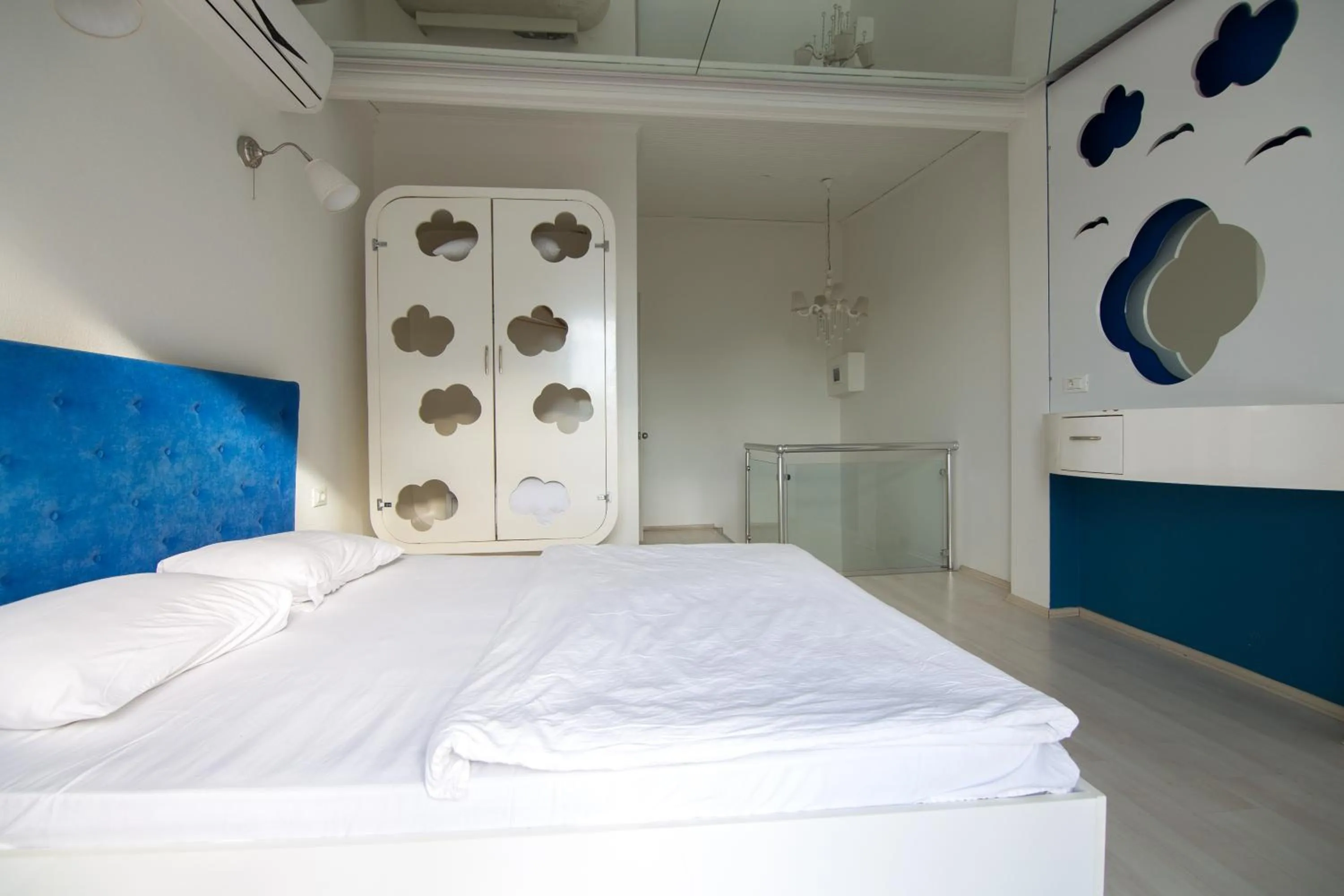 Photo of the whole room, Bed in Element Suites