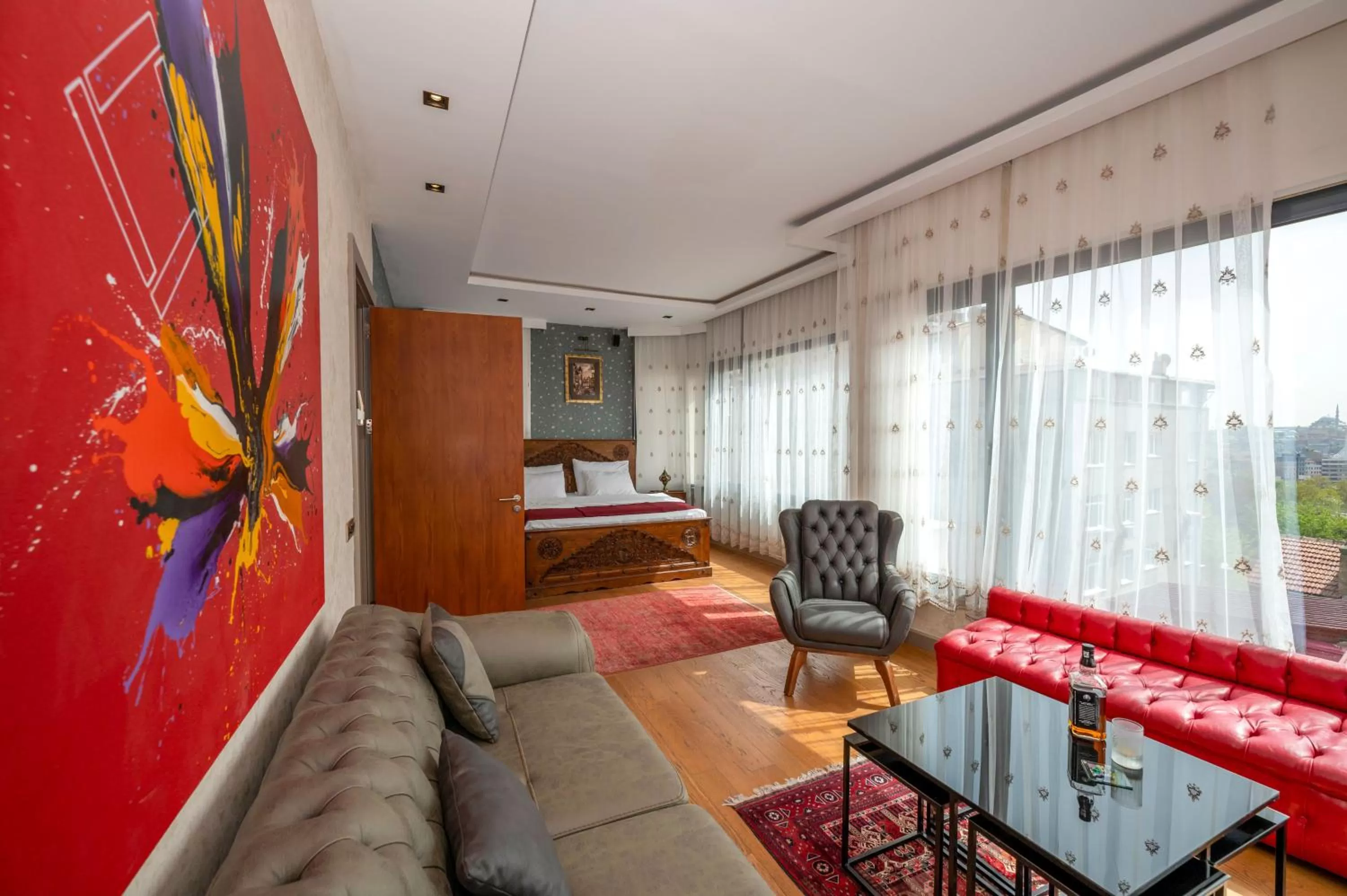 Communal lounge/ TV room in O'Pera Okanlı Suites