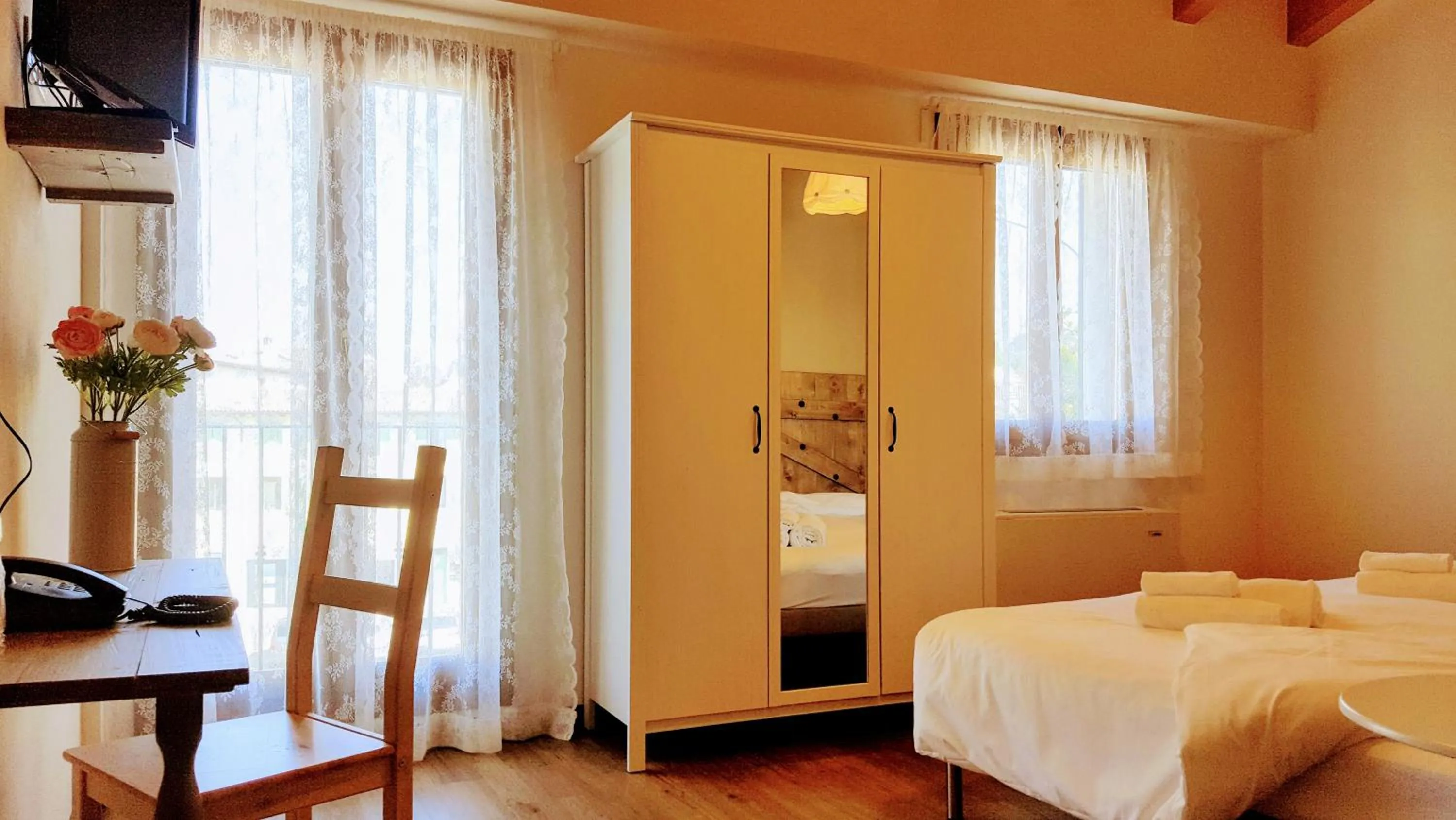 Photo of the whole room, Bed in Locanda Avanguardia