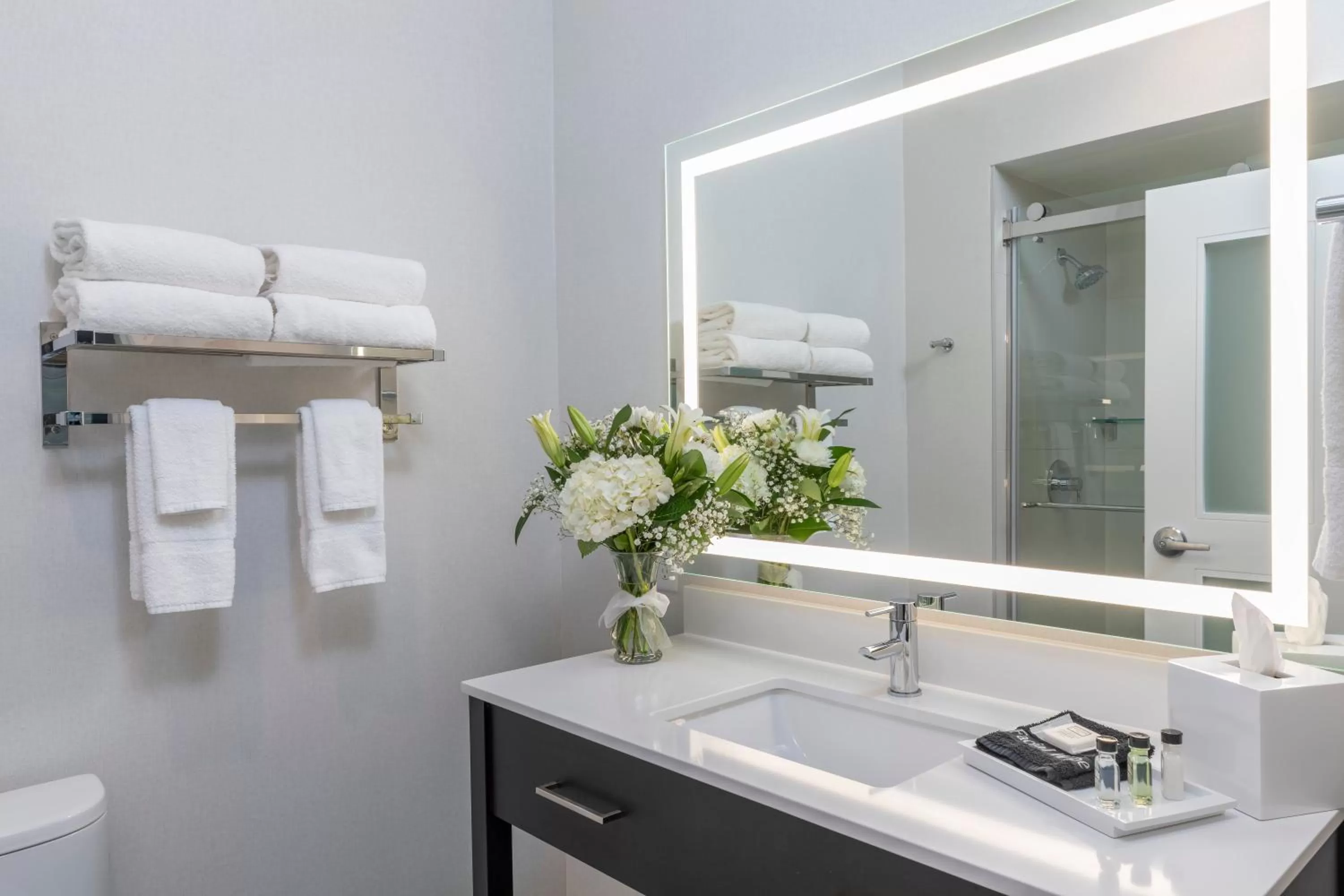 Junior Suite, 2 Queen Beds, 1 Single Bed/ Disability Access - Non Smoking in Cambria Hotel Copper Mountain