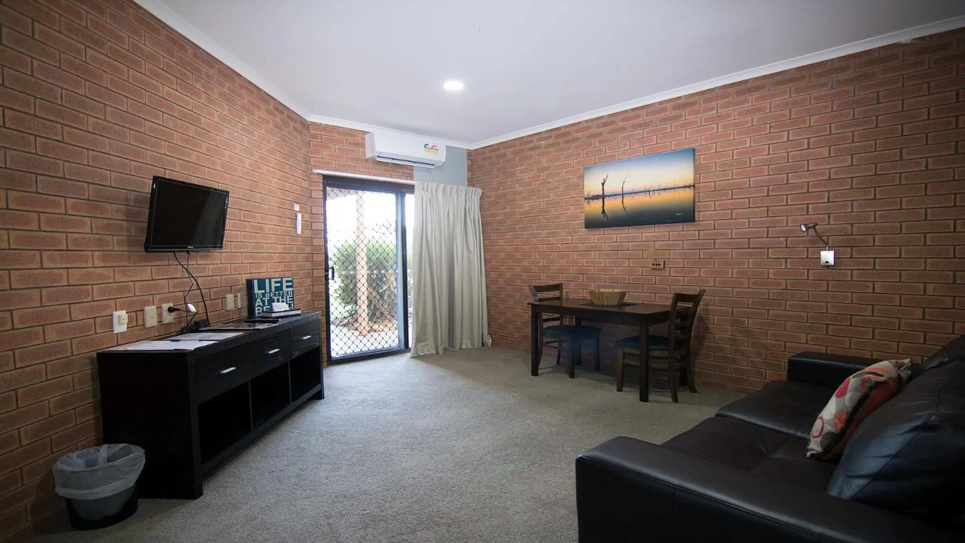 Living room in Ashleigh Court Motor Inn